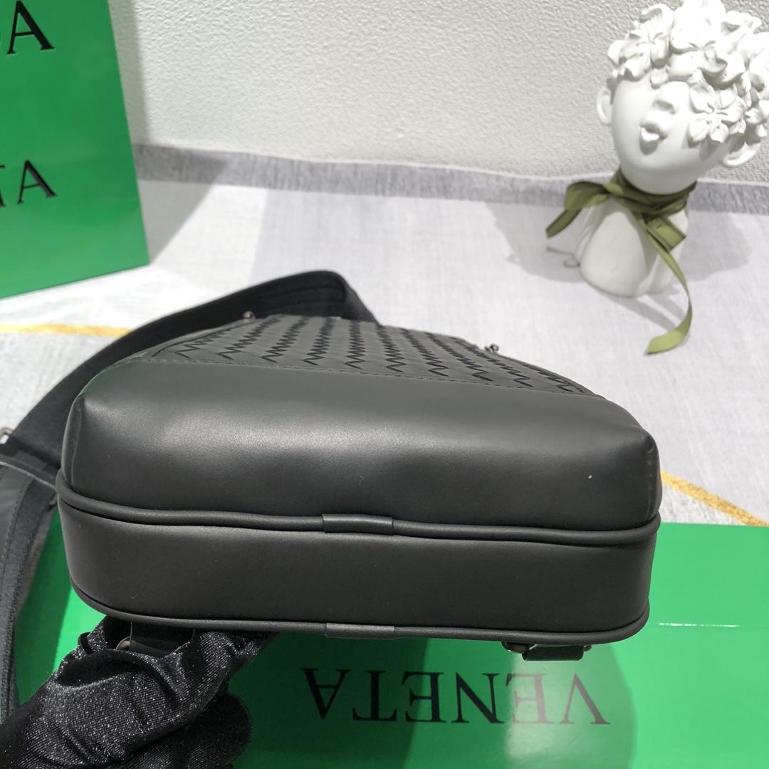 黑色#💓Bottega Veneta/BV 新款胸包,牛皮编织舒适柔软👍尺寸:19*26*7 3