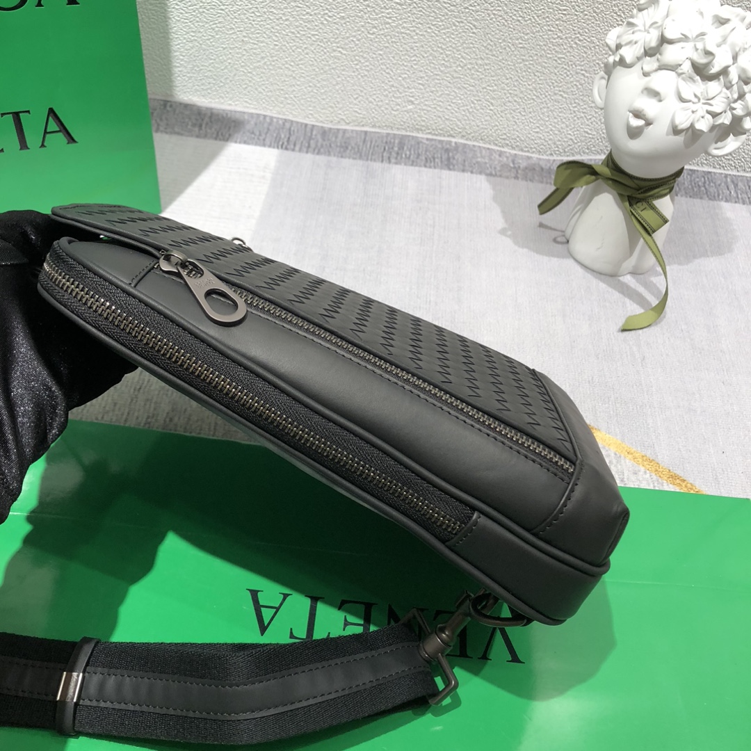 黑色#💓Bottega Veneta/BV 新款胸包,牛皮编织舒适柔软👍尺寸:19*26*7 2