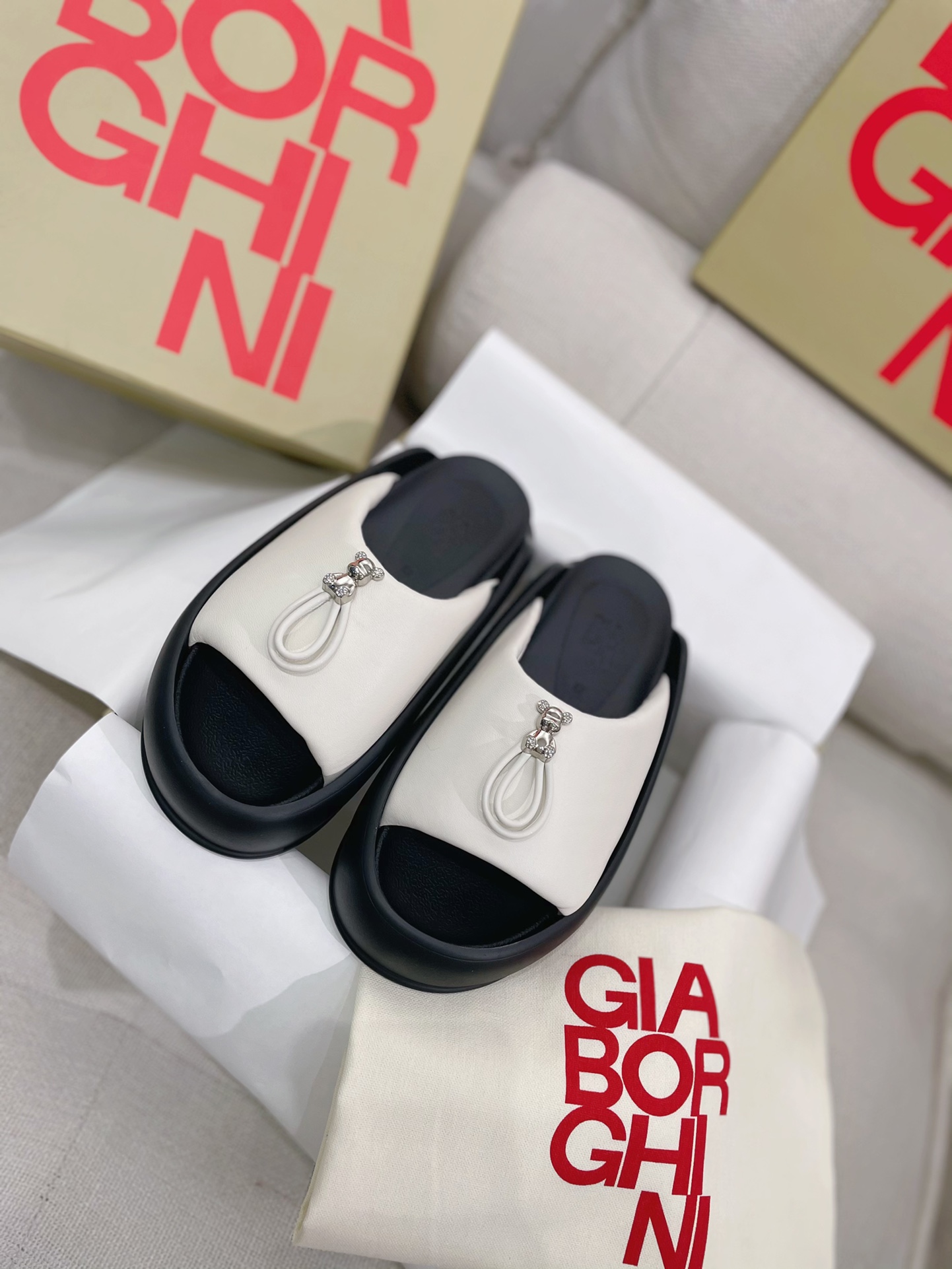 Unknown 上新 GIA BORGHINI 极简厚底小熊一字面拖鞋