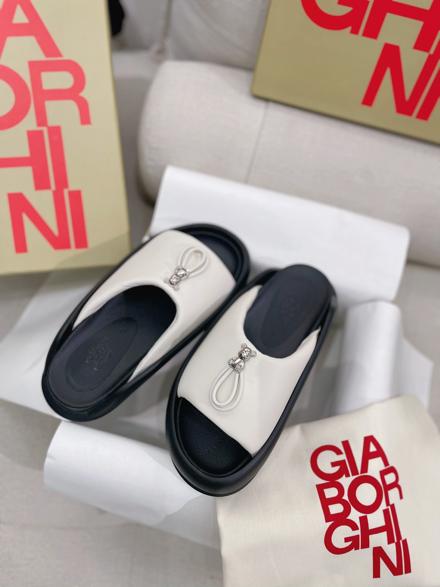Unknown 上新 GIA BORGHINI 极简厚底小熊一字面拖鞋