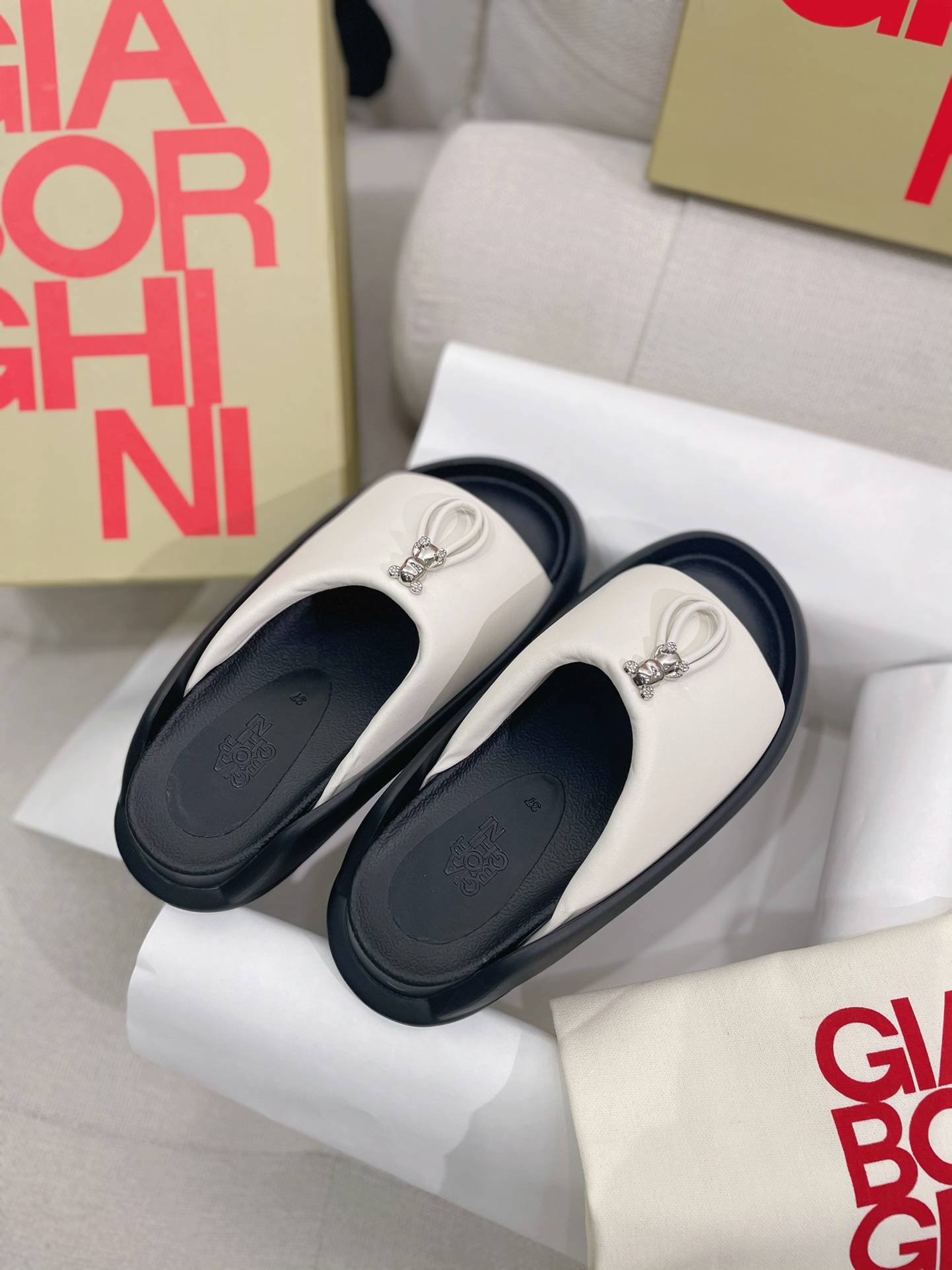 Unknown 上新 GIA BORGHINI 极简厚底小熊一字面拖鞋