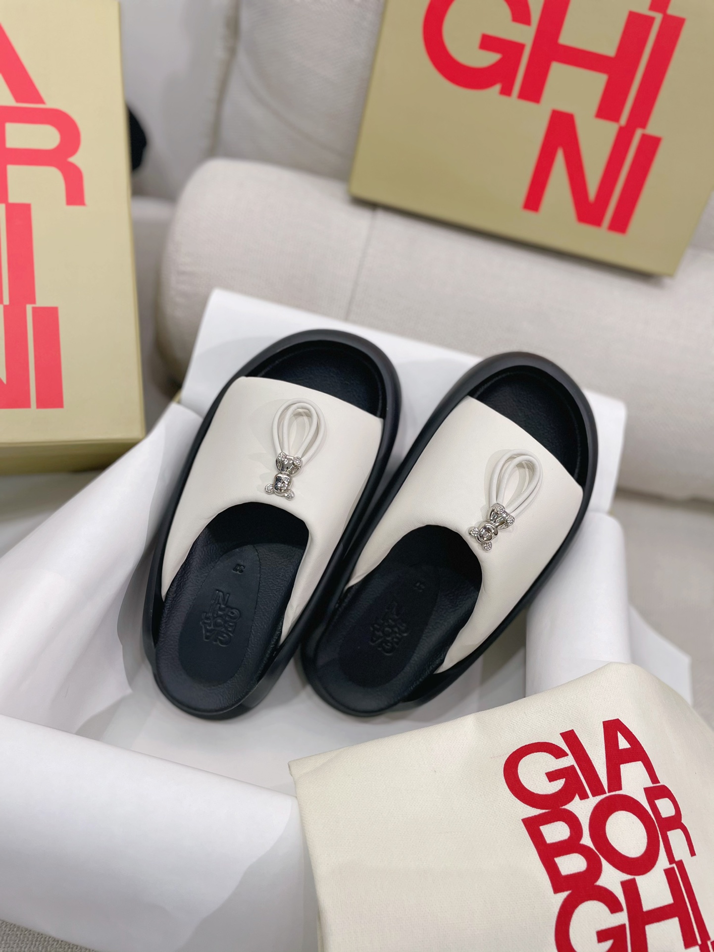 Unknown 上新 GIA BORGHINI 极简厚底小熊一字面拖鞋