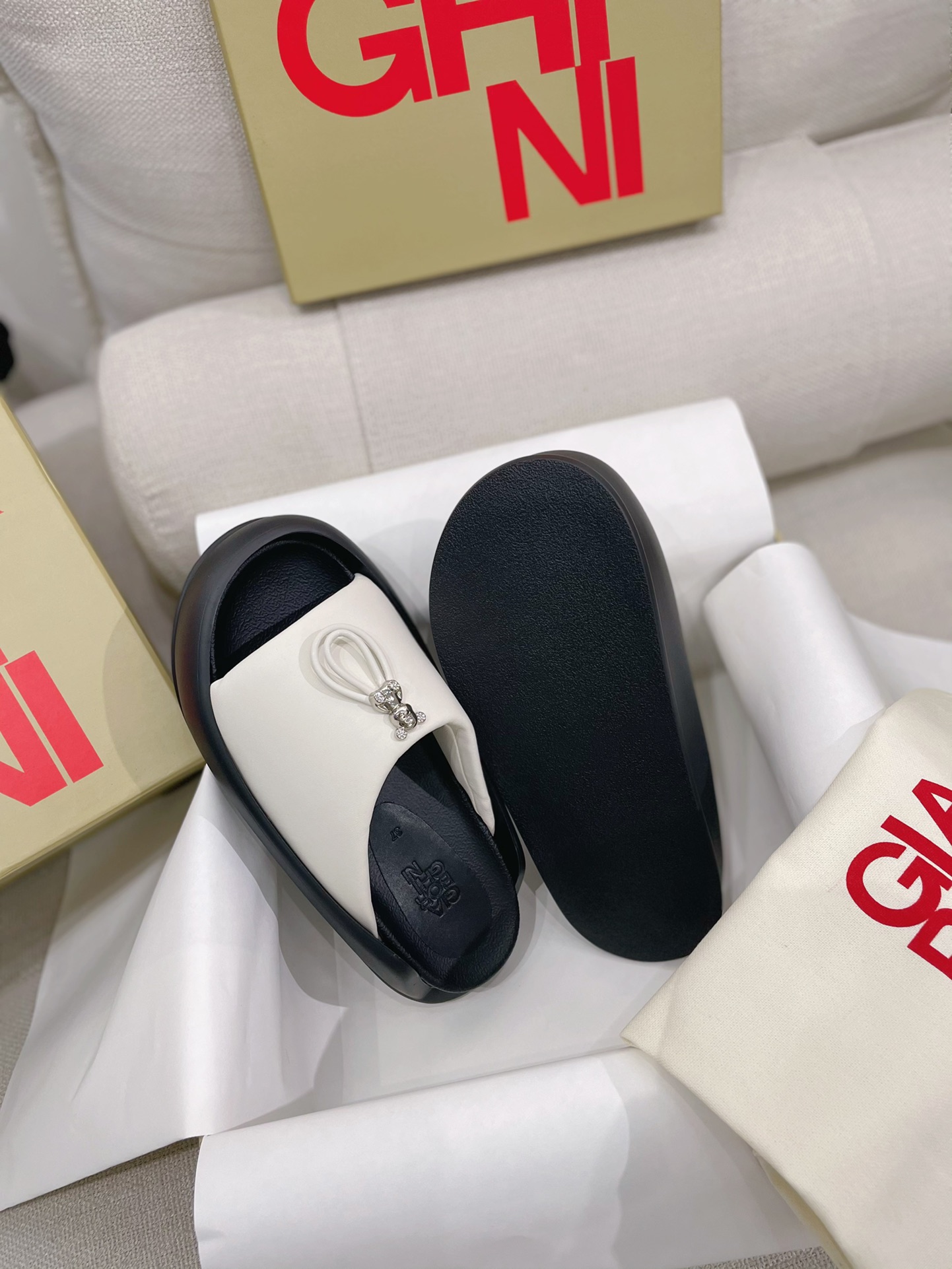 Unknown 上新 GIA BORGHINI 极简厚底小熊一字面拖鞋