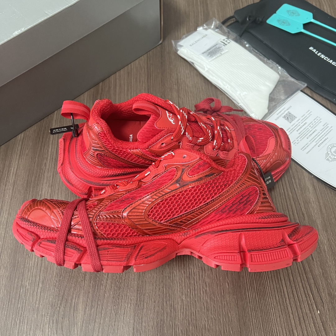 Balenciaga Balenciaga Phantom Sneaker 巴黎世家全新做旧十代红色潮流跑鞋 在延续 Track Trainer 户外轮廓和复杂鞋面结构的同时