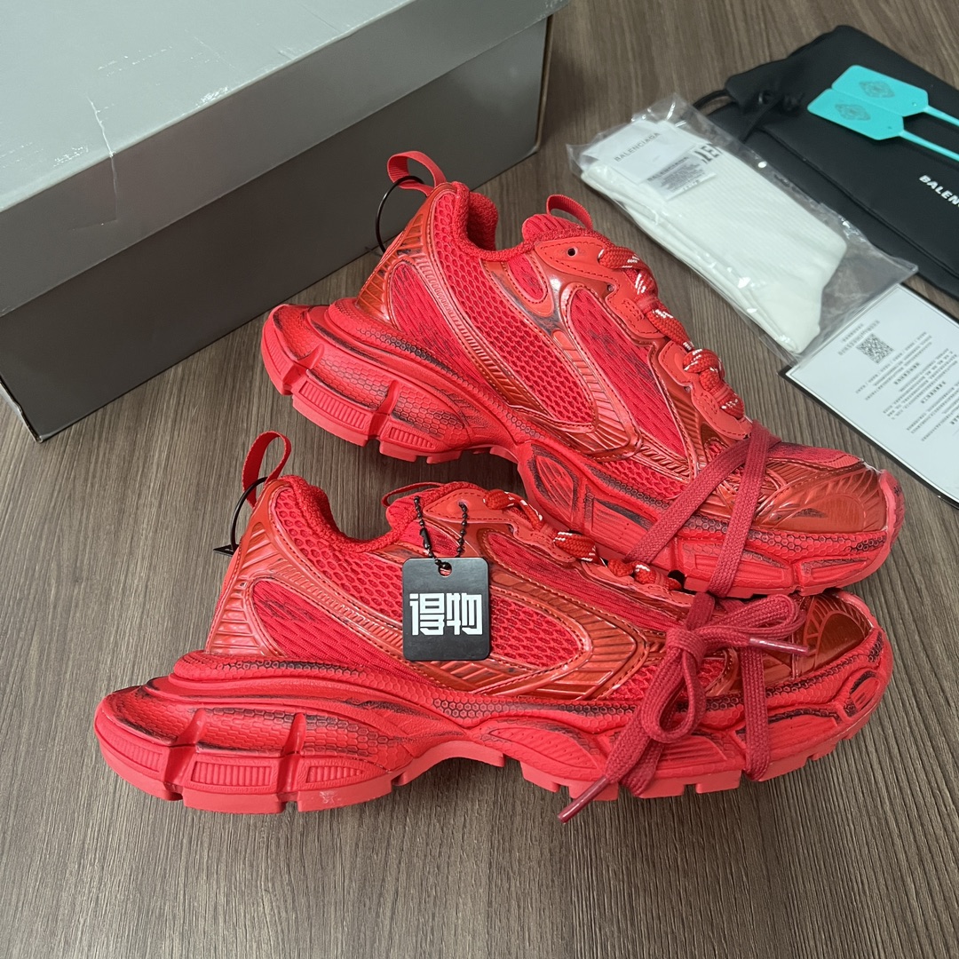 Balenciaga Balenciaga Phantom Sneaker 巴黎世家全新做旧十代红色潮流跑鞋 在延续 Track Trainer 户外轮廓和复杂鞋面结构的同时