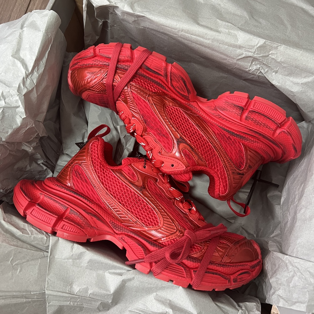 Balenciaga Balenciaga Phantom Sneaker 巴黎世家全新做旧十代红色潮流跑鞋 在延续 Track Trainer 户外轮廓和复杂鞋面结构的同时