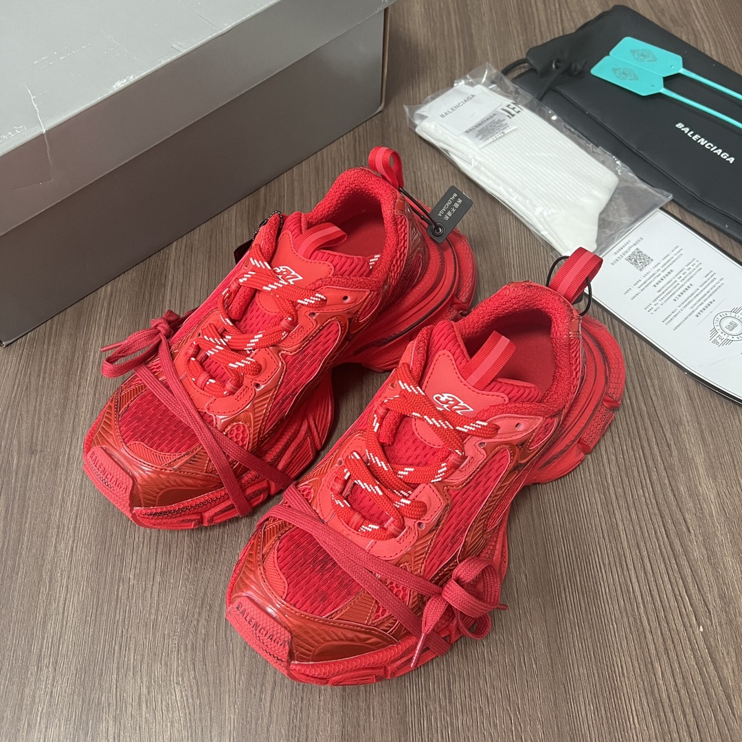 Balenciaga Balenciaga Phantom Sneaker 巴黎世家全新做旧十代红色潮流跑鞋 在延续 Track Trainer 户外轮廓和复杂鞋面结构的同时
