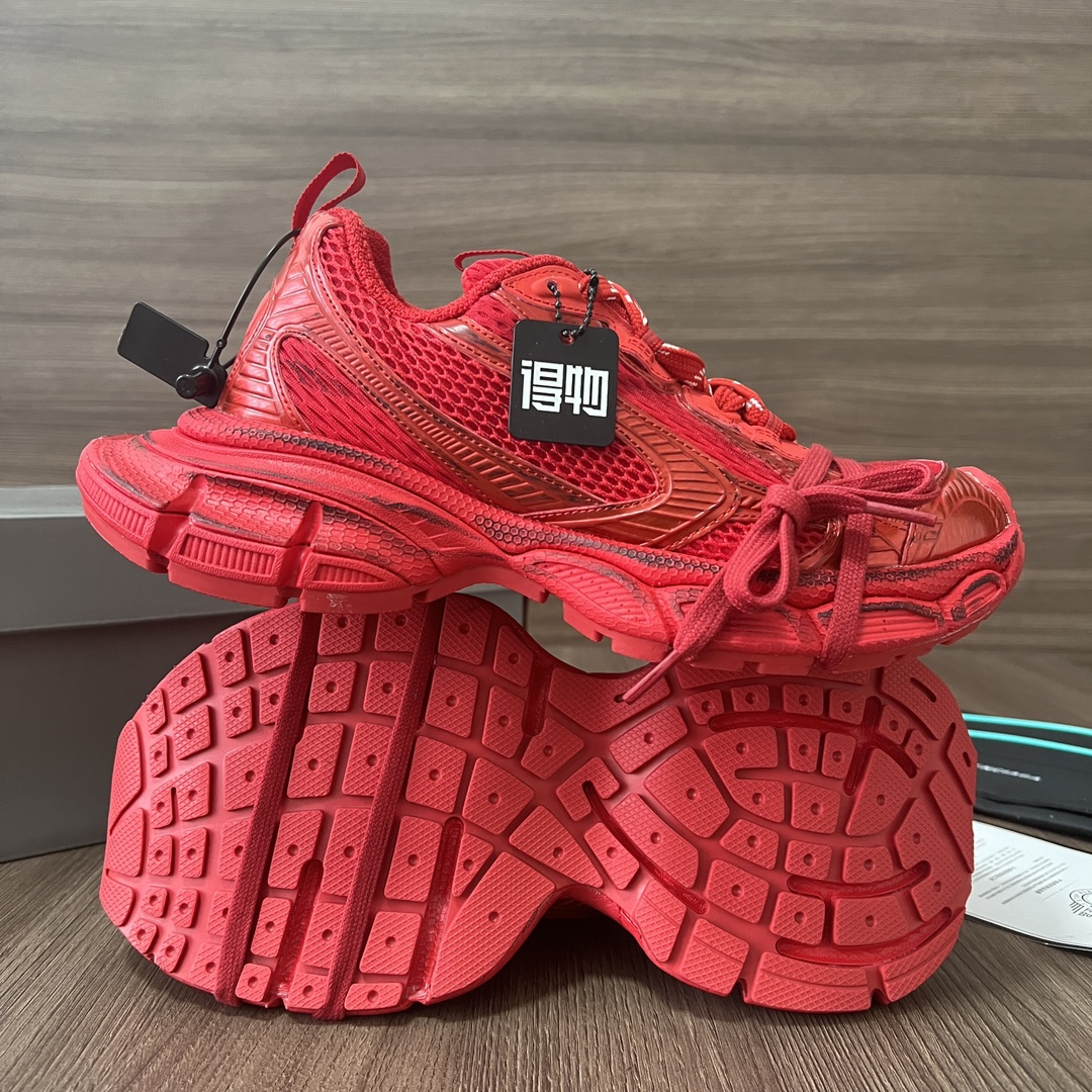 Balenciaga Balenciaga Phantom Sneaker 巴黎世家全新做旧十代红色潮流跑鞋 在延续 Track Trainer 户外轮廓和复杂鞋面结构的同时