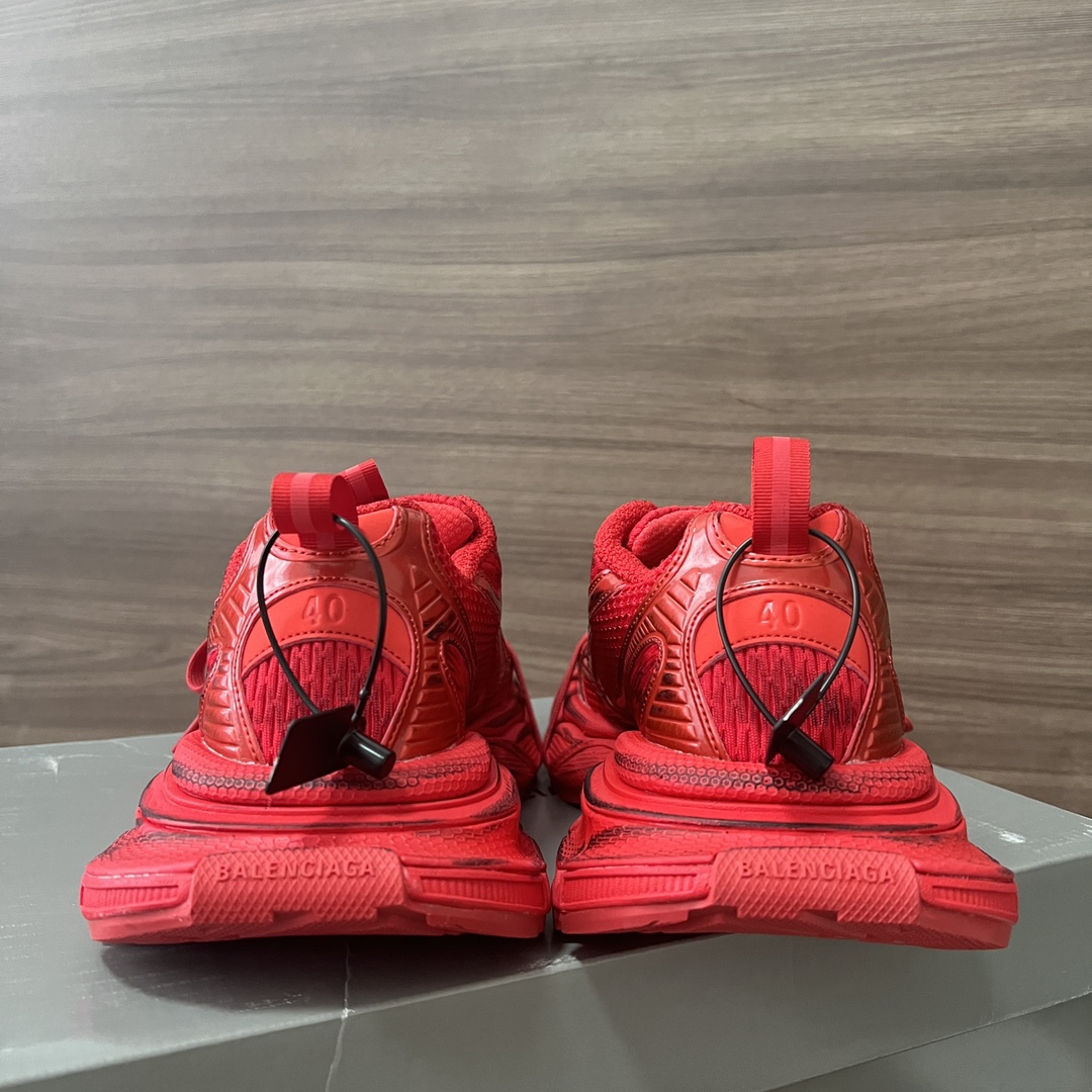 Balenciaga Balenciaga Phantom Sneaker 巴黎世家全新做旧十代红色潮流跑鞋 在延续 Track Trainer 户外轮廓和复杂鞋面结构的同时