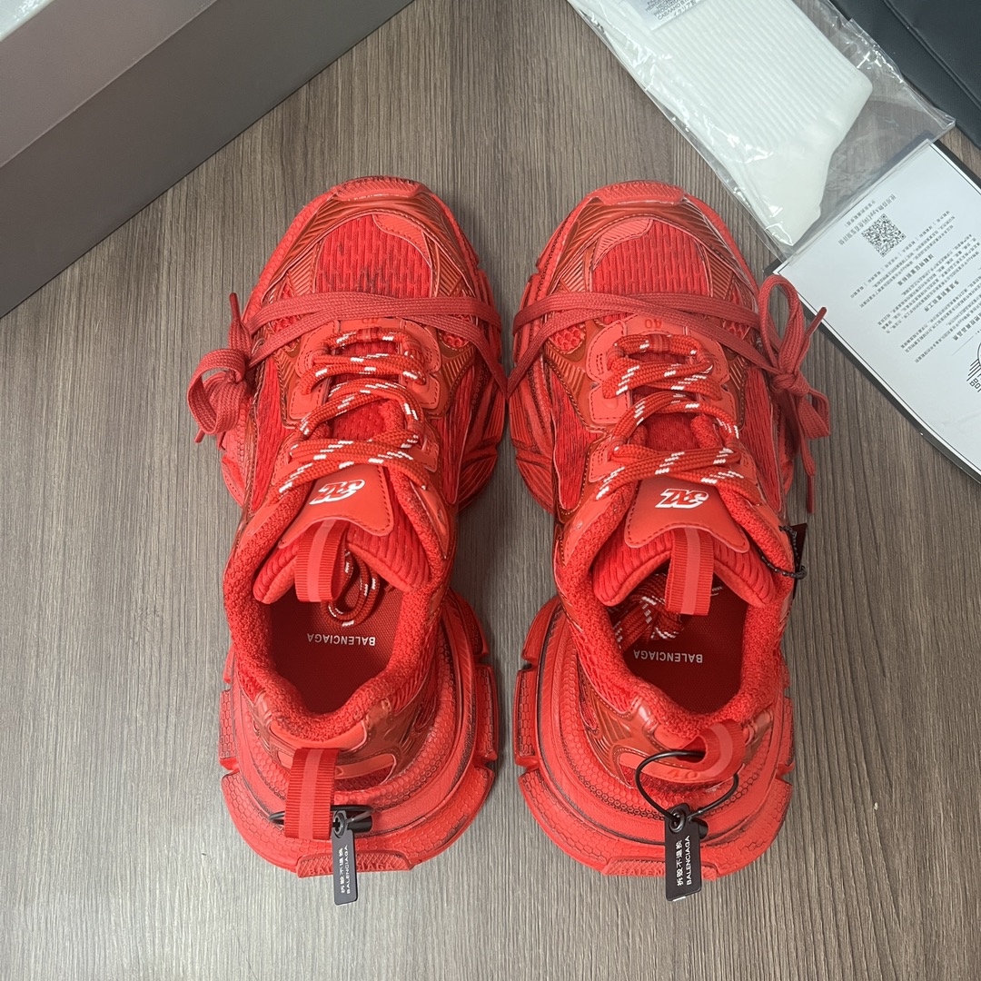 Balenciaga Balenciaga Phantom Sneaker 巴黎世家全新做旧十代红色潮流跑鞋 在延续 Track Trainer 户外轮廓和复杂鞋面结构的同时