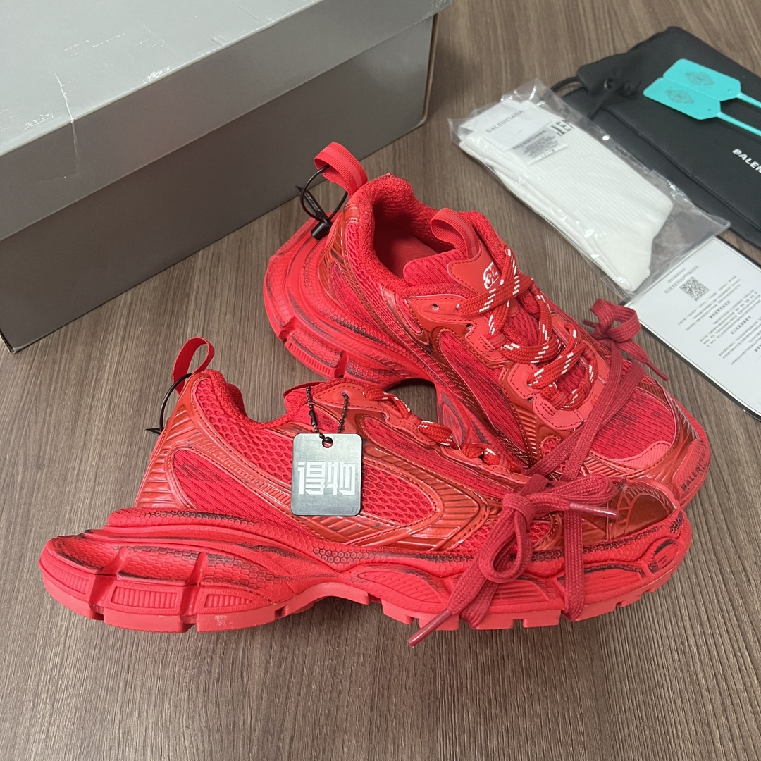Balenciaga Balenciaga Phantom Sneaker 巴黎世家全新做旧十代红色潮流跑鞋 在延续 Track Trainer 户外轮廓和复杂鞋面结构的同时