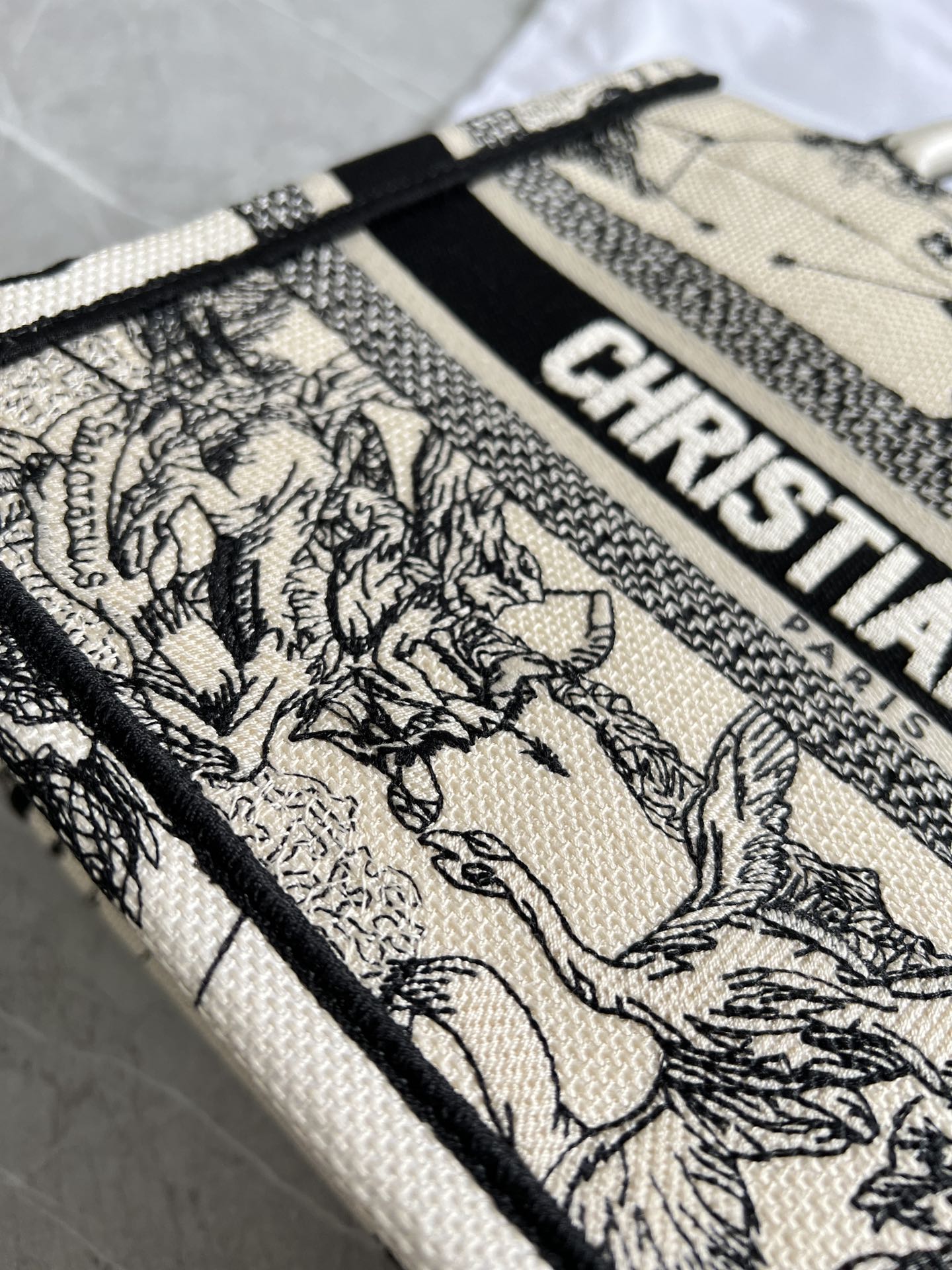 顶级原单，小号，. Dior book tote 购物袋 这款Book Tote手袋灵感来自女装创意总监玛丽亚·嘉茜娅·蔻丽（Maria Grazia Chiuri）是体现Dior审美的主打产品。可收纳各种日常用品，全新演绎Bayadere图案混合效果D-Stripes图案刺绣，织爱C D，更具时尚风范。正面饰以“Christian Dior”标志，充分体现了Dior的精湛工艺。 款号：1286 尺寸：26