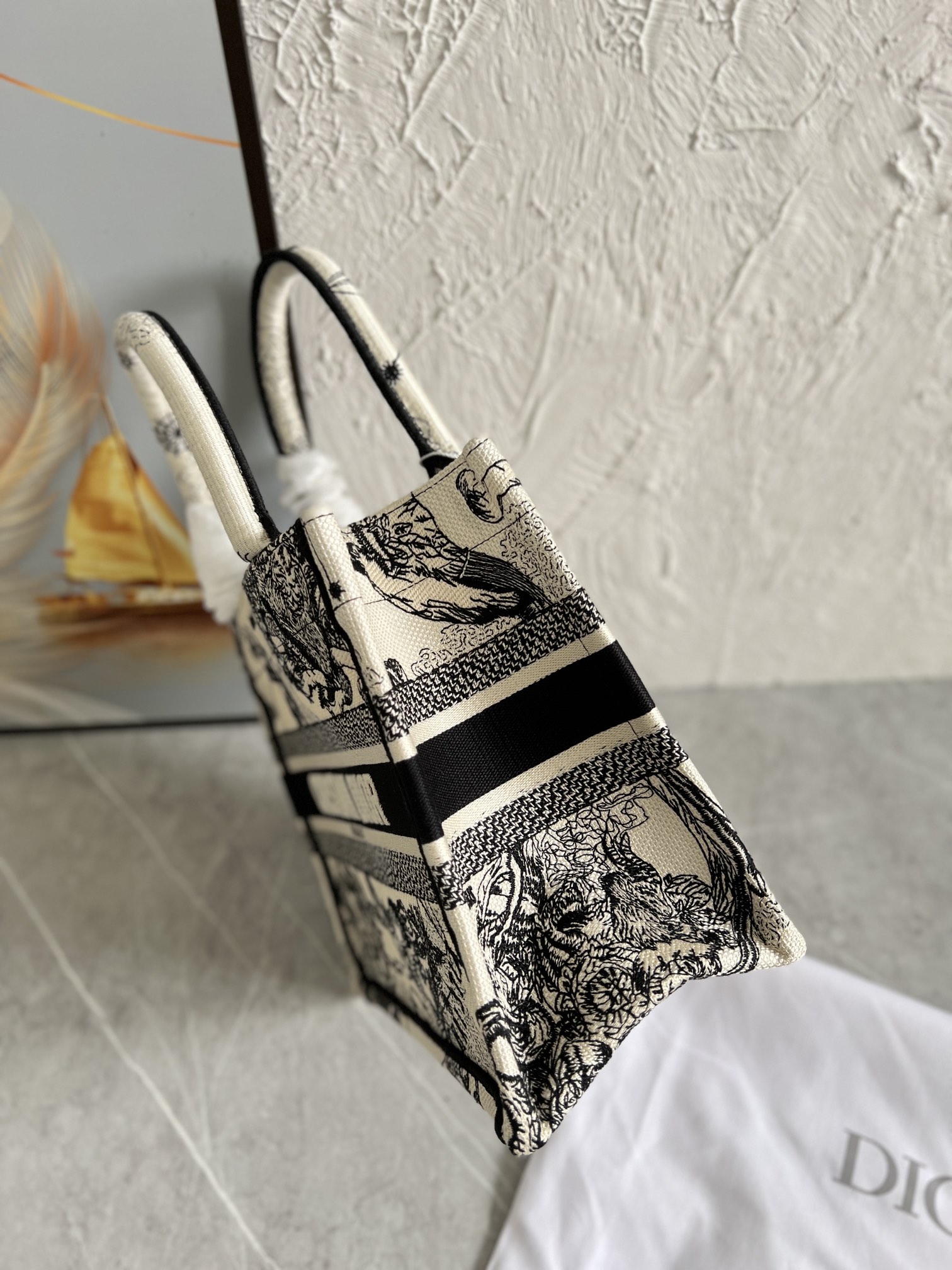 顶级原单，小号，. Dior book tote 购物袋 这款Book Tote手袋灵感来自女装创意总监玛丽亚·嘉茜娅·蔻丽（Maria Grazia Chiuri）是体现Dior审美的主打产品。可收纳各种日常用品，全新演绎Bayadere图案混合效果D-Stripes图案刺绣，织爱C D，更具时尚风范。正面饰以“Christian Dior”标志，充分体现了Dior的精湛工艺。 款号：1286 尺寸：26