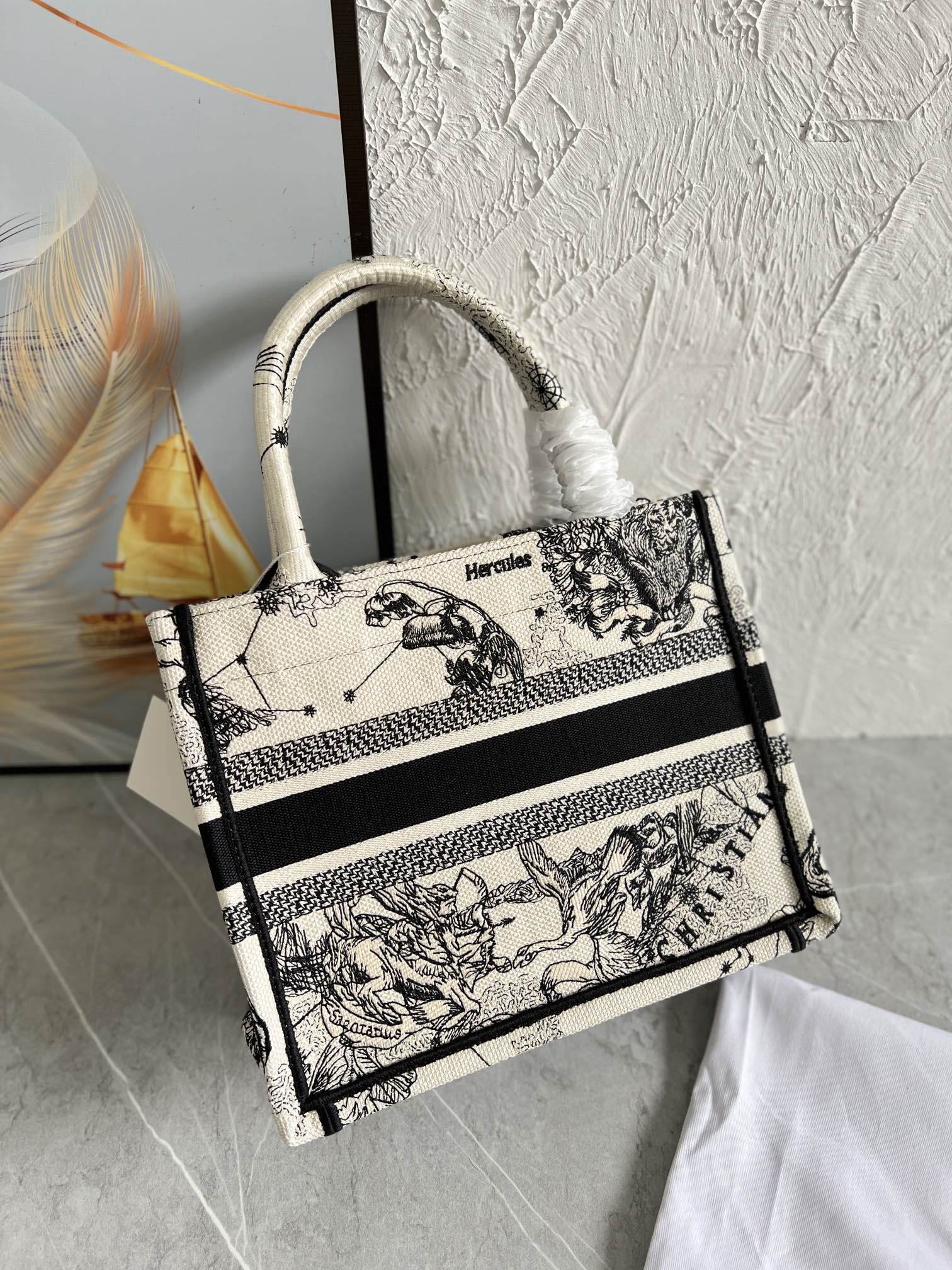 顶级原单，小号，. Dior book tote 购物袋 这款Book Tote手袋灵感来自女装创意总监玛丽亚·嘉茜娅·蔻丽（Maria Grazia Chiuri）是体现Dior审美的主打产品。可收纳各种日常用品，全新演绎Bayadere图案混合效果D-Stripes图案刺绣，织爱C D，更具时尚风范。正面饰以“Christian Dior”标志，充分体现了Dior的精湛工艺。 款号：1286 尺寸：26