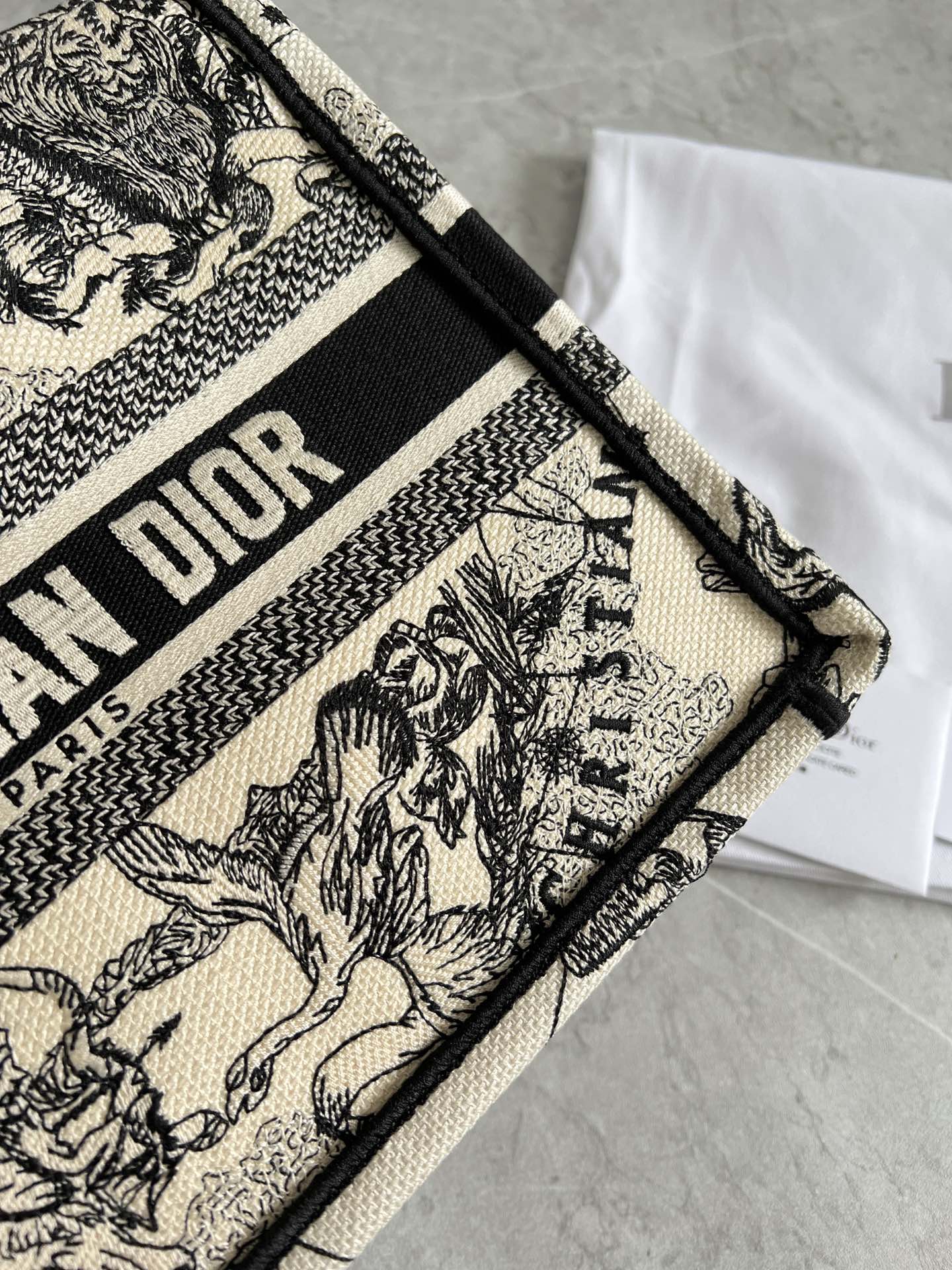 顶级原单，小号，. Dior book tote 购物袋 这款Book Tote手袋灵感来自女装创意总监玛丽亚·嘉茜娅·蔻丽（Maria Grazia Chiuri）是体现Dior审美的主打产品。可收纳各种日常用品，全新演绎Bayadere图案混合效果D-Stripes图案刺绣，织爱C D，更具时尚风范。正面饰以“Christian Dior”标志，充分体现了Dior的精湛工艺。 款号：1286 尺寸：26