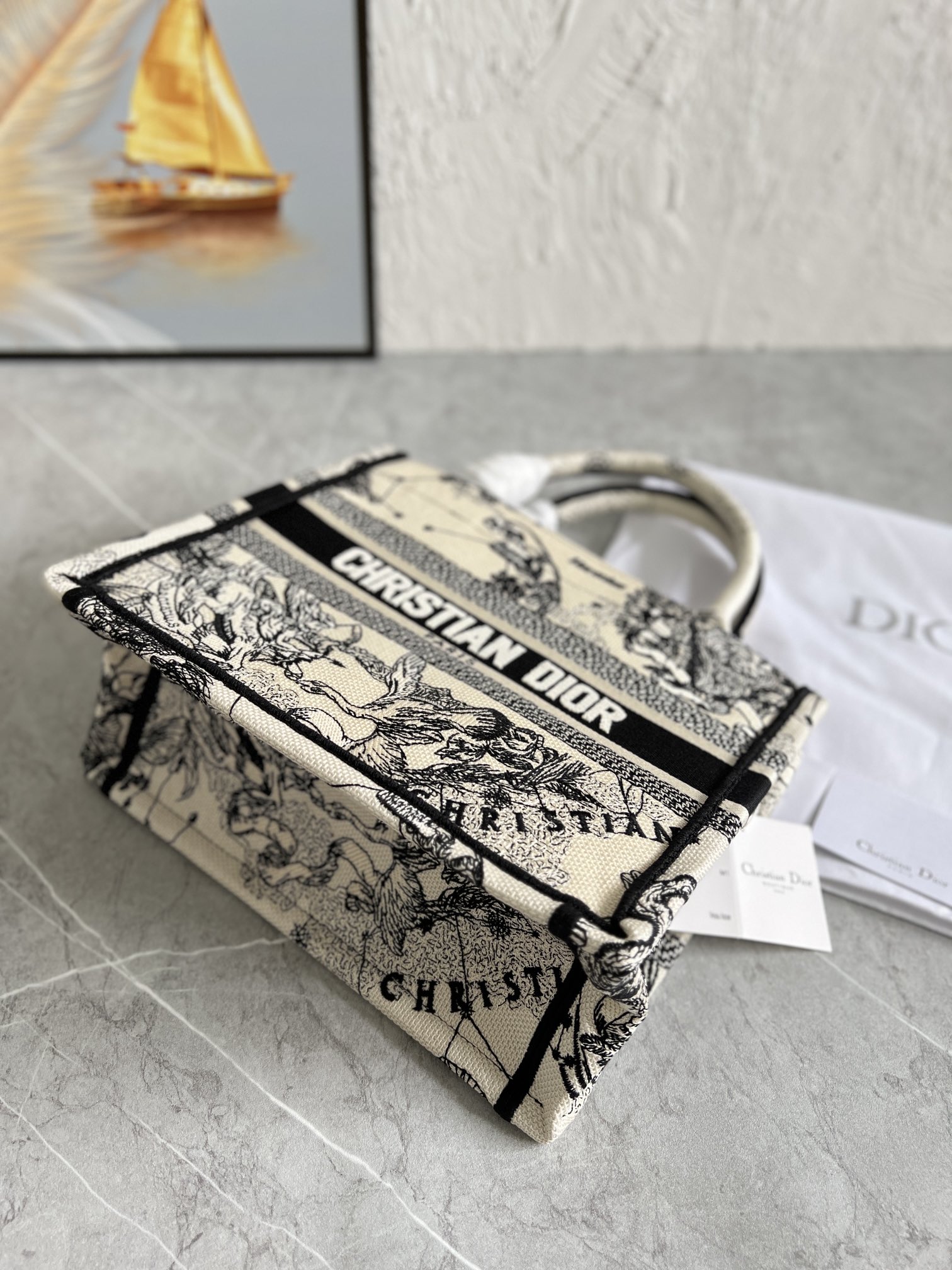 顶级原单，小号，. Dior book tote 购物袋 这款Book Tote手袋灵感来自女装创意总监玛丽亚·嘉茜娅·蔻丽（Maria Grazia Chiuri）是体现Dior审美的主打产品。可收纳各种日常用品，全新演绎Bayadere图案混合效果D-Stripes图案刺绣，织爱C D，更具时尚风范。正面饰以“Christian Dior”标志，充分体现了Dior的精湛工艺。 款号：1286 尺寸：26