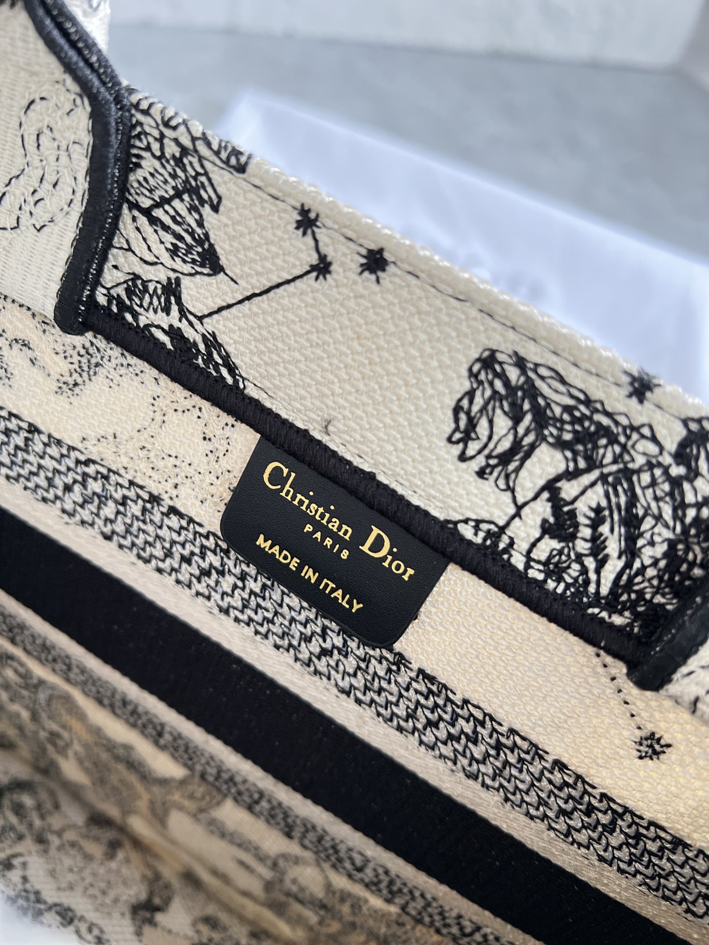 顶级原单，小号，. Dior book tote 购物袋 这款Book Tote手袋灵感来自女装创意总监玛丽亚·嘉茜娅·蔻丽（Maria Grazia Chiuri）是体现Dior审美的主打产品。可收纳各种日常用品，全新演绎Bayadere图案混合效果D-Stripes图案刺绣，织爱C D，更具时尚风范。正面饰以“Christian Dior”标志，充分体现了Dior的精湛工艺。 款号：1286 尺寸：26