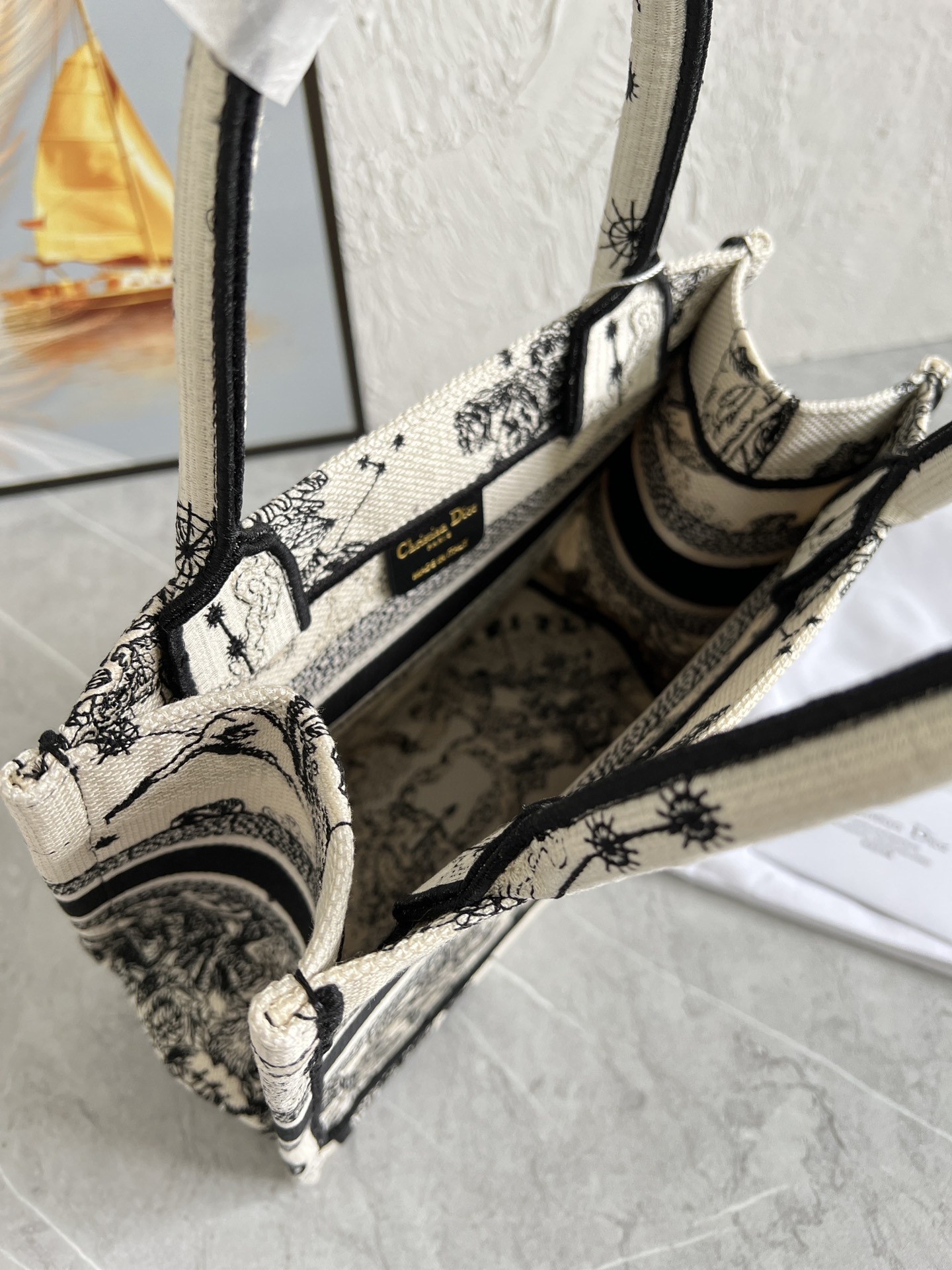 顶级原单，小号，. Dior book tote 购物袋 这款Book Tote手袋灵感来自女装创意总监玛丽亚·嘉茜娅·蔻丽（Maria Grazia Chiuri）是体现Dior审美的主打产品。可收纳各种日常用品，全新演绎Bayadere图案混合效果D-Stripes图案刺绣，织爱C D，更具时尚风范。正面饰以“Christian Dior”标志，充分体现了Dior的精湛工艺。 款号：1286 尺寸：26