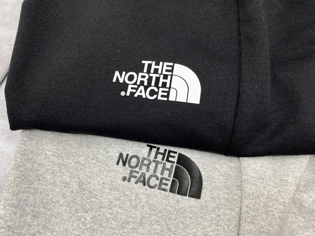 特价80💰不退换
🍫The North Face 北面2023ss经典纯棉毛圈短裤、男女同款。

【小红书热门爆款｜ins网红明星同款】

面料透气舒适度高，版型纯正、反复水洗不易变形。 
logo光泽度高、充实饱满度强。
定位裁剪、宽松版型设计、上身效果显瘦，裤腰采用抽绳设计休闲风格，前后贴袋设计搭配红色装饰条，视觉效果非常抢眼，做工精细，没有一点毛边、区别市场通货
尺码: M-3XL 
颜色：黑色 灰色
M裤长48 臀围47.5 腰围62
L裤长49 臀围49.5 腰围65
XL裤长50 臀围51.5 腰围68
2XL裤长51 臀围53.5 腰围71
3XL裤长52臀围55.5 腰围74
身高体重建议
M160-165cm   体重90-100斤
L165-170cm     体重110-130斤
XL170-175cm   体重130-150斤
2XL175-180cm 体重150-170斤
3XL180-185cm  体重170-200斤