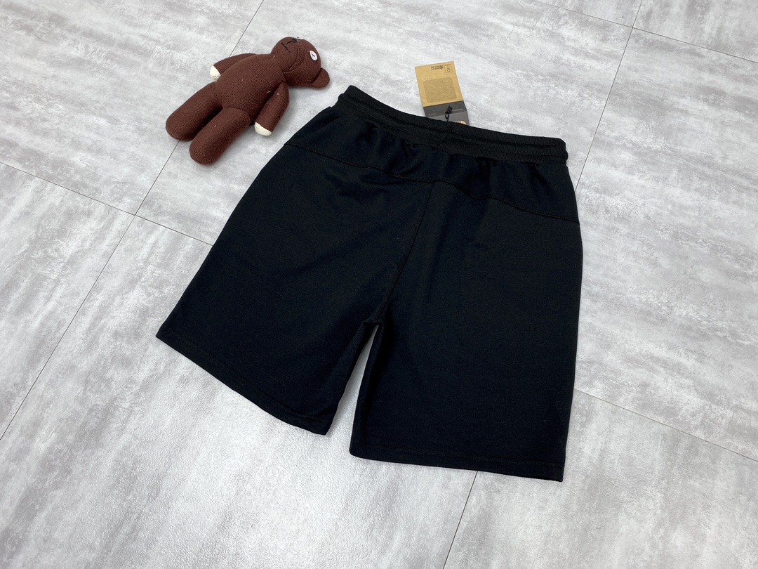 特价80💰不退换
🍫The North Face 北面2023ss经典纯棉毛圈短裤、男女同款。

【小红书热门爆款｜ins网红明星同款】

面料透气舒适度高，版型纯正、反复水洗不易变形。 
logo光泽度高、充实饱满度强。
定位裁剪、宽松版型设计、上身效果显瘦，裤腰采用抽绳设计休闲风格，前后贴袋设计搭配红色装饰条，视觉效果非常抢眼，做工精细，没有一点毛边、区别市场通货
尺码: M-3XL 
颜色：黑色 灰色
M裤长48 臀围47.5 腰围62
L裤长49 臀围49.5 腰围65
XL裤长50 臀围51.5 腰围68
2XL裤长51 臀围53.5 腰围71
3XL裤长52臀围55.5 腰围74
身高体重建议
M160-165cm   体重90-100斤
L165-170cm     体重110-130斤
XL170-175cm   体重130-150斤
2XL175-180cm 体重150-170斤
3XL180-185cm  体重170-200斤