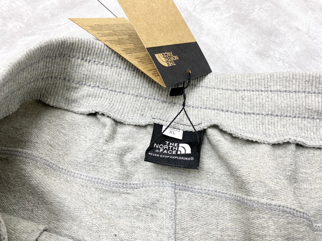 特价80💰不退换
🍫The North Face 北面2023ss经典纯棉毛圈短裤、男女同款。

【小红书热门爆款｜ins网红明星同款】

面料透气舒适度高，版型纯正、反复水洗不易变形。 
logo光泽度高、充实饱满度强。
定位裁剪、宽松版型设计、上身效果显瘦，裤腰采用抽绳设计休闲风格，前后贴袋设计搭配红色装饰条，视觉效果非常抢眼，做工精细，没有一点毛边、区别市场通货
尺码: M-3XL 
颜色：黑色 灰色
M裤长48 臀围47.5 腰围62
L裤长49 臀围49.5 腰围65
XL裤长50 臀围51.5 腰围68
2XL裤长51 臀围53.5 腰围71
3XL裤长52臀围55.5 腰围74
身高体重建议
M160-165cm   体重90-100斤
L165-170cm     体重110-130斤
XL170-175cm   体重130-150斤
2XL175-180cm 体重150-170斤
3XL180-185cm  体重170-200斤