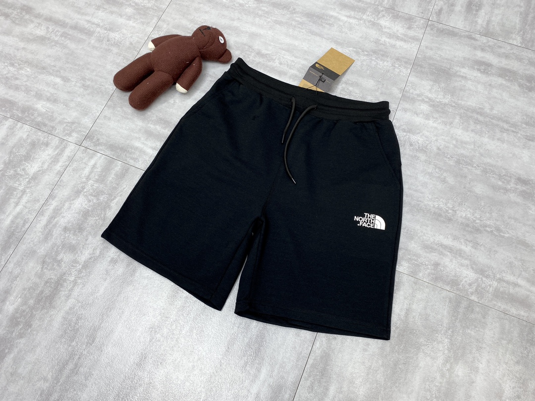 特价80💰不退换
🍫The North Face 北面2023ss经典纯棉毛圈短裤、男女同款。

【小红书热门爆款｜ins网红明星同款】

面料透气舒适度高，版型纯正、反复水洗不易变形。 
logo光泽度高、充实饱满度强。
定位裁剪、宽松版型设计、上身效果显瘦，裤腰采用抽绳设计休闲风格，前后贴袋设计搭配红色装饰条，视觉效果非常抢眼，做工精细，没有一点毛边、区别市场通货
尺码: M-3XL 
颜色：黑色 灰色
M裤长48 臀围47.5 腰围62
L裤长49 臀围49.5 腰围65
XL裤长50 臀围51.5 腰围68
2XL裤长51 臀围53.5 腰围71
3XL裤长52臀围55.5 腰围74
身高体重建议
M160-165cm   体重90-100斤
L165-170cm     体重110-130斤
XL170-175cm   体重130-150斤
2XL175-180cm 体重150-170斤
3XL180-185cm  体重170-200斤