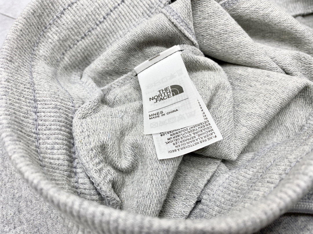 特价80💰不退换
🍫The North Face 北面2023ss经典纯棉毛圈短裤、男女同款。

【小红书热门爆款｜ins网红明星同款】

面料透气舒适度高，版型纯正、反复水洗不易变形。 
logo光泽度高、充实饱满度强。
定位裁剪、宽松版型设计、上身效果显瘦，裤腰采用抽绳设计休闲风格，前后贴袋设计搭配红色装饰条，视觉效果非常抢眼，做工精细，没有一点毛边、区别市场通货
尺码: M-3XL 
颜色：黑色 灰色
M裤长48 臀围47.5 腰围62
L裤长49 臀围49.5 腰围65
XL裤长50 臀围51.5 腰围68
2XL裤长51 臀围53.5 腰围71
3XL裤长52臀围55.5 腰围74
身高体重建议
M160-165cm   体重90-100斤
L165-170cm     体重110-130斤
XL170-175cm   体重130-150斤
2XL175-180cm 体重150-170斤
3XL180-185cm  体重170-200斤