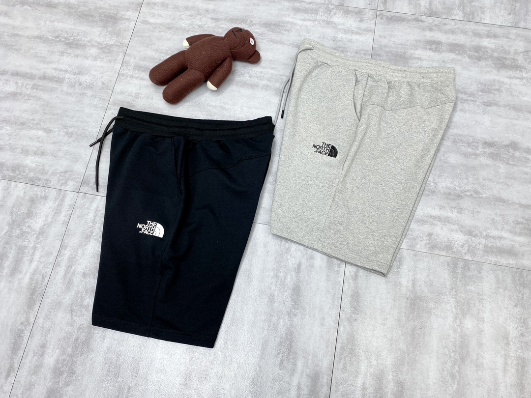 特价80💰不退换
🍫The North Face 北面2023ss经典纯棉毛圈短裤、男女同款。

【小红书热门爆款｜ins网红明星同款】

面料透气舒适度高，版型纯正、反复水洗不易变形。 
logo光泽度高、充实饱满度强。
定位裁剪、宽松版型设计、上身效果显瘦，裤腰采用抽绳设计休闲风格，前后贴袋设计搭配红色装饰条，视觉效果非常抢眼，做工精细，没有一点毛边、区别市场通货
尺码: M-3XL 
颜色：黑色 灰色
M裤长48 臀围47.5 腰围62
L裤长49 臀围49.5 腰围65
XL裤长50 臀围51.5 腰围68
2XL裤长51 臀围53.5 腰围71
3XL裤长52臀围55.5 腰围74
身高体重建议
M160-165cm   体重90-100斤
L165-170cm     体重110-130斤
XL170-175cm   体重130-150斤
2XL175-180cm 体重150-170斤
3XL180-185cm  体重170-200斤