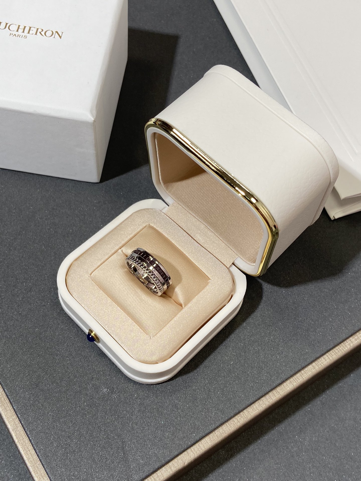 NO:703006,Brown white gold color matching, the width does not conflict with the overall look, and the dark brown is even more special. I don’t worry about collisions at all. The white circle is ceramic and I worry about bumps. It is indeed Boucheron gold grosgrain + platinum brown black VD. It is really sparkling and has a sense of presence. New color, gold, Cartier high-end jewelry19860909咖色白金拼色,宽的一点也不违和一整个惊艳而且深棕色更特别完全不担心撞款白色的一圈是陶瓷也担心磕磕碰碰不愧是宝诗龙黄金罗缎+白金棕黑VD真的很闪很有存在感 新色,,gold,卡迪亚高端饰品,Jewelry