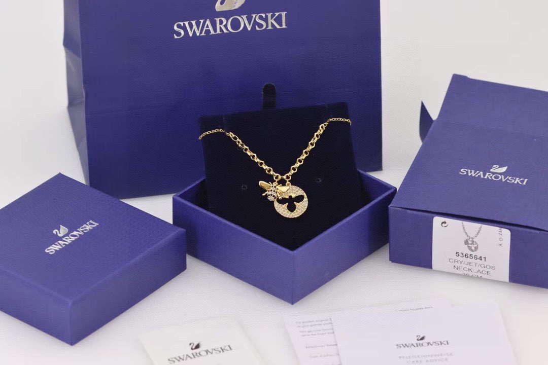 Swarovski金色小蜜蜂锁骨项链这款惊艳夺目的项链缀有一枚密镶Swarovski仿水晶的蜜蜂装饰让您