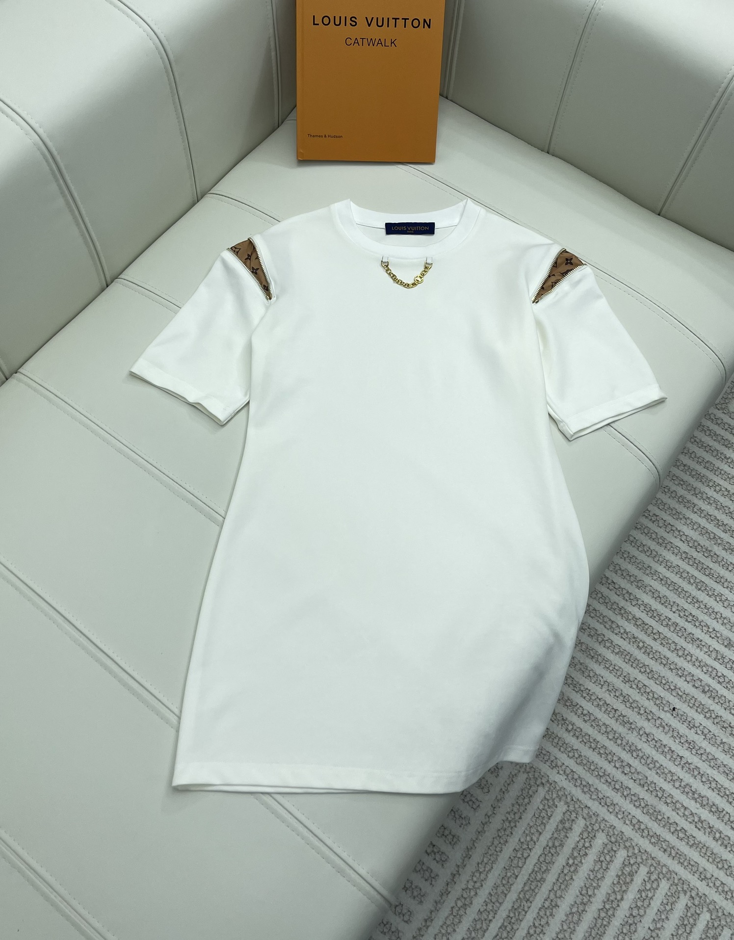 NO:696818,Louis Vui* new products are on the shelves. Spliced ​​chain skirt is hand-sewn to connect the presbyopia pattern. Exquisite temperament. Classic solid color A-line version. Metal chain embellishment. Fashionable and advanced. The shoulder zipper design is a highlight. Wide skirt design. Easy to wear. Casual and casual. Customized double mercerized cotton fabric. Comfortable and breathable. High version. Color, Louis Vuitton, skirts,19860909Louis Vui*新品上架 拼接链条裙 沿用纯手工缝制衔接老花图案 精致气质 经典纯色A字版型 金属链条点缀 时髦又高级 肩膀拉链设计更是点晴之笔 宽边连衣裙设计 便捷穿搭 随意休闲 定制双丝光棉质面料 贴肤舒适透气 高版本 色,,louis vuitton,skirts,,Women's clothing