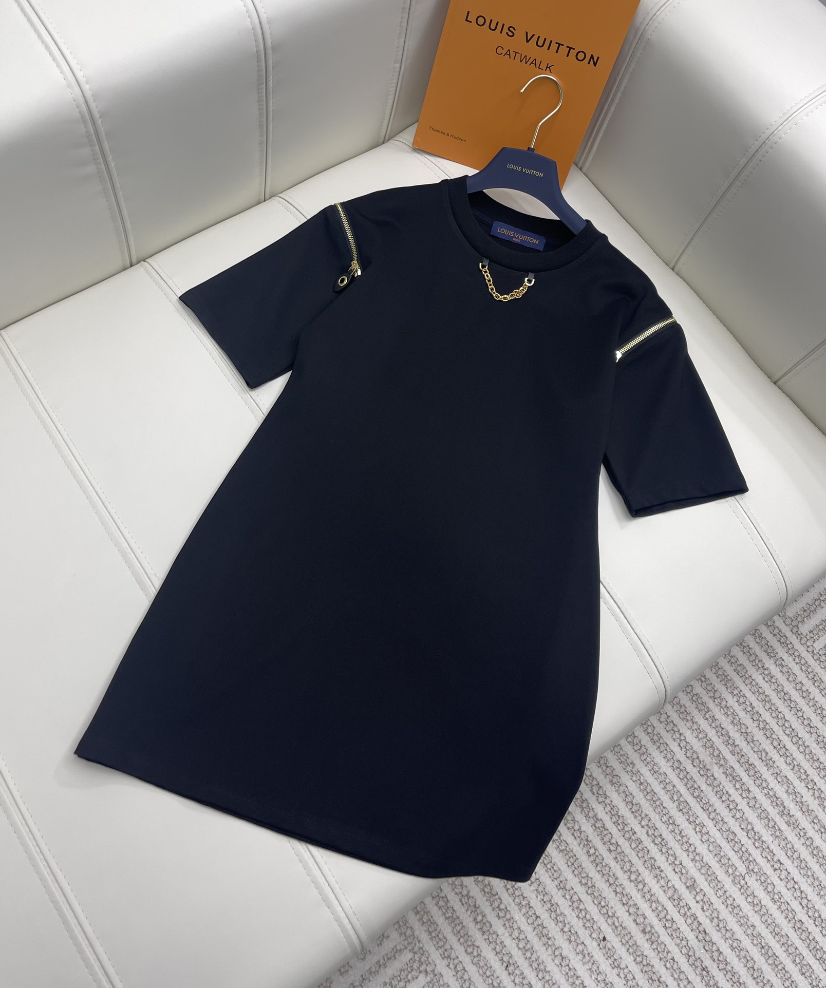 NO:696834,Louis Vui* new products are on the shelves. Spliced ​​chain skirt is hand-sewn to connect the presbyopia pattern. Exquisite temperament. Classic solid color A-line version. Metal chain embellishment. Fashionable and advanced. The shoulder zipper design is a highlight. Wide skirt design. Easy to wear. Casual and casual. Customized double mercerized cotton fabric. Comfortable and breathable. High version. Color, Louis Vuitton, skirts,19860909Louis Vui*新品上架 拼接链条裙 沿用纯手工缝制衔接老花图案 精致气质 经典纯色A字版型 金属链条点缀 时髦又高级 肩膀拉链设计更是点晴之笔 宽边连衣裙设计 便捷穿搭 随意休闲 定制双丝光棉质面料 贴肤舒适透气 高版本 色,,louis vuitton,skirts,,Women's clothing