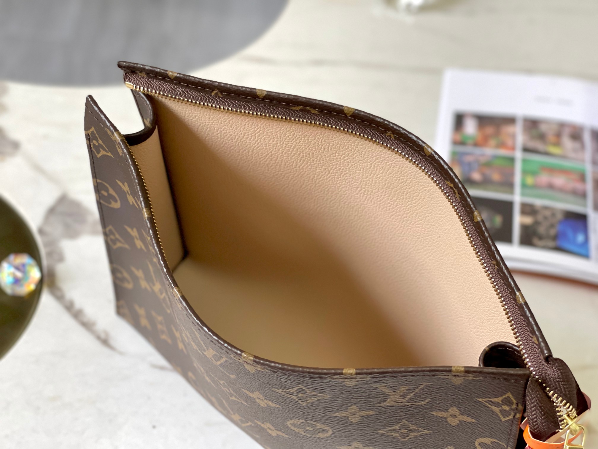 
【特级MB原厂皮】
盥洗袋大号Monogram帆布化妆手袋
型号：M47542芯片版
材料：A级全钢五