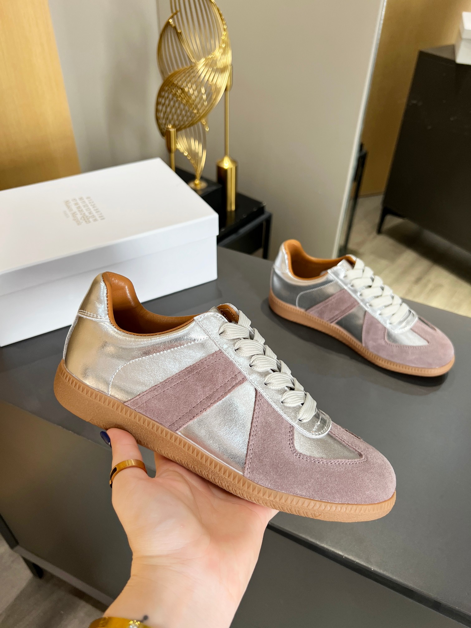 NO:240171,High-version 35--45 couples ｜Dexun casual shoes, genius designer brand, a light luxury brand This German training shoes continue the classic T-shaped genuine leather splicing design. After many careful improvements by the design team, it is just to let you experience the most original military flavor~~~ The soft and delicate characteristics are combined with the fashionable and trendy fabric, making it both have super high softness and comfort, while maintaining good breathability. Comfort and texture parallel, and it can easily control any combination of all seasons. Hahaha... It is very versatile on the feet~ The upper uses top layer cowhide splicing cow leather, simple and retro, and has a more personalized wear... The sole uses a retro Oxford outsole, which is much softer than any other rubber sole shoes. Women's size 35--40, men's size 39--45, casual shoes/sports shoes, sneakers, cowhide19860909高版本35--45情侣款 ｜德训休闲板鞋,鬼才设计师品牌,一个轻奢品牌 这一款德国训练鞋延续了经典的T形真皮拼接设计,经过设计团队多次的精心改良,只为让您体验最原始的军旅味道~～～ 柔软细腻的特点与时尚潮流的布面相结合,使其既有超高的柔软舒适度,又同时保持不错的透气性能~舒适与质感并行,轻松驾驭四季穿着任何搭配,哈哈哈…上脚很百搭哦～ 鞋面采用头层牛皮拼接牛反绒,简约复古作旧,更具有个性穿着…鞋底采用复古牛津大底,柔软度远远高于其他任何橡胶底的鞋子 女码35--40, 男码39--45,,休闲鞋/运动鞋,sneakers,cowhide,Women's Shoes