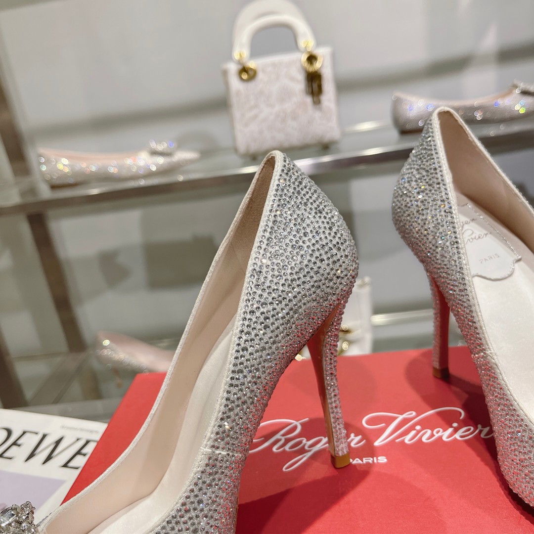 Roger Vivier’s Iconic Flower Strass High Heels for Powerful Women - 图片 8