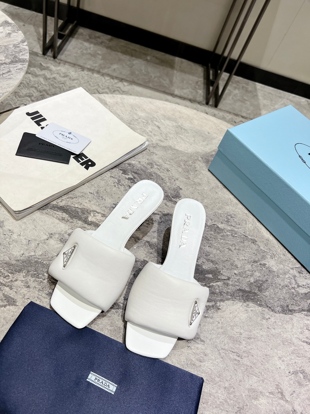 NO:422614,Pujia new style, dough: A+ grade full grain super soft sheepskin. Lippi: imported mixed-bred sheepskin lining, 35-39 (34, 40, 41 customized sizes, cannot be returned and exchanged) Rubber sole (leather sole), slippers, prada, slippers, sheepskin19860909普家新款拖,面皮: A+级全粒面超软羊皮.里皮:进口混种羊皮里,35-39(34、40、41定制码数,不能退换) 橡胶底 (皮底),拖鞋,prada,slippers,sheepskin,Women's Shoes