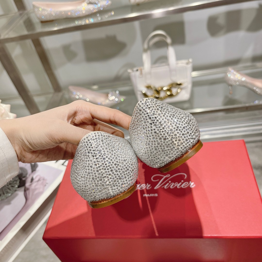 Roger Vivier: Empowering Women with Glamorous Flower Strass High Heels - 图片 7