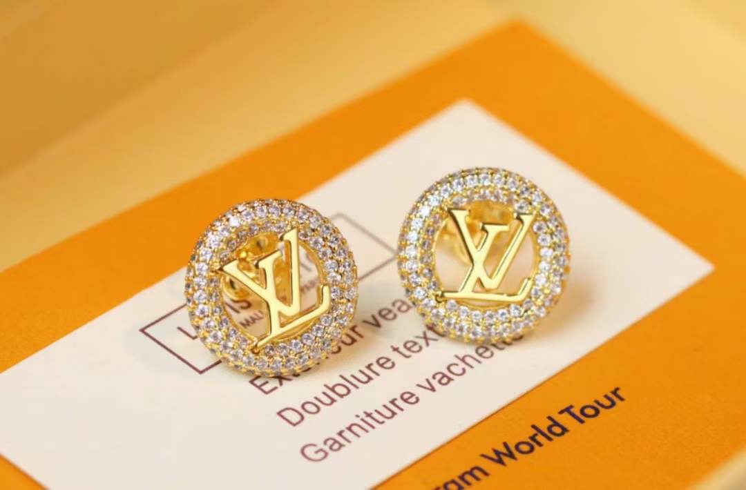 NO:703207,LV BY NIGHT series round full-diamond earrings Louise By Night earrings have a bright outer edge with the LV Circle logo, hanging lightly on a delicate chain, and a small LV Circle logo embellished at the end to achieve multiple wearing styles. The back is mirror polished, engraved with LV and thickened with gold plating!  ,Lv earrings,louis vuitton,louis vuitton19860909LV BY NIGHT 系列 圆型满钻耳钉 Louise By Night 耳钉为 LV Circle 标识构筑璀璨外缘,于精致链条轻巧悬挂,另有小号 LV Circle 标识点缀末端,成就多元佩戴方式. 背部采用镜面抛光,刻有LV字样 加厚咪金电镀！,Lv耳钉,louis vuitton,louis vuitton,Jewelry