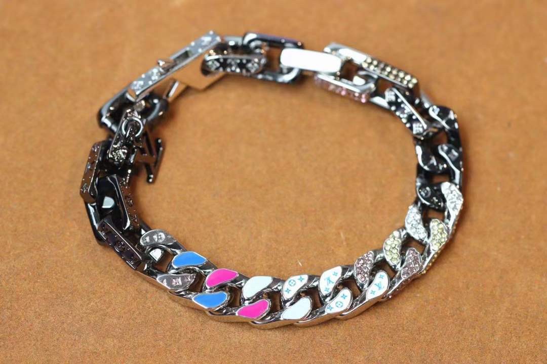 NO:102558,LV Latest Cuban Bracelet This Paradise Chain Bracelet uses eye-catching enamel and artificial crystals to reproduce the chain elements of Virgil Abloh, showing the attention of material and color. Monogram inscriptions injected into the brand style.,Lv Bracelet,louis vuitton,bracelet19860909LV 最新款 古巴手链 本款 Paradise Chain 手链采用醒目珐琅和人造水晶,再现 Virgil Abloh 笔下的链条元素,展现材质和色彩的瞩目交汇.Monogram 铭纹注入品牌格调.,Lv手链,louis vuitton,bracelet,Jewelry