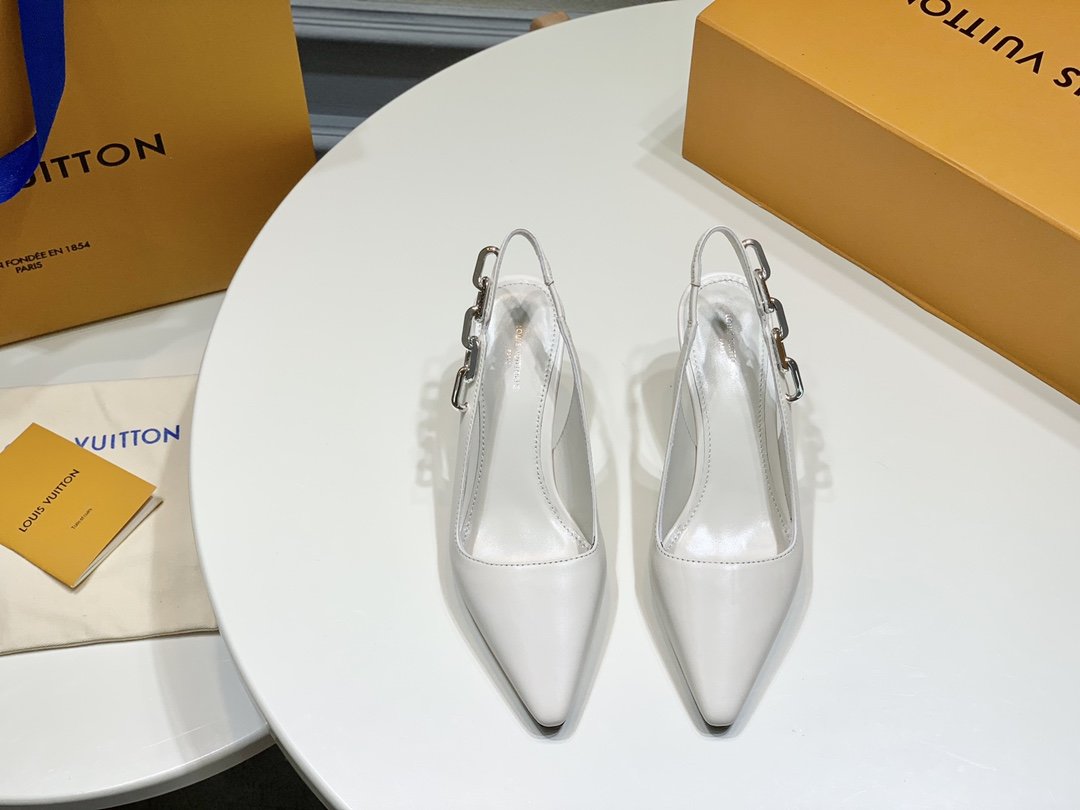 Lv驴家在Soho推出SPARLKEPUMP系列链条后空高跟鞋鞋跟的设计灵感来自标志性的Coussin手