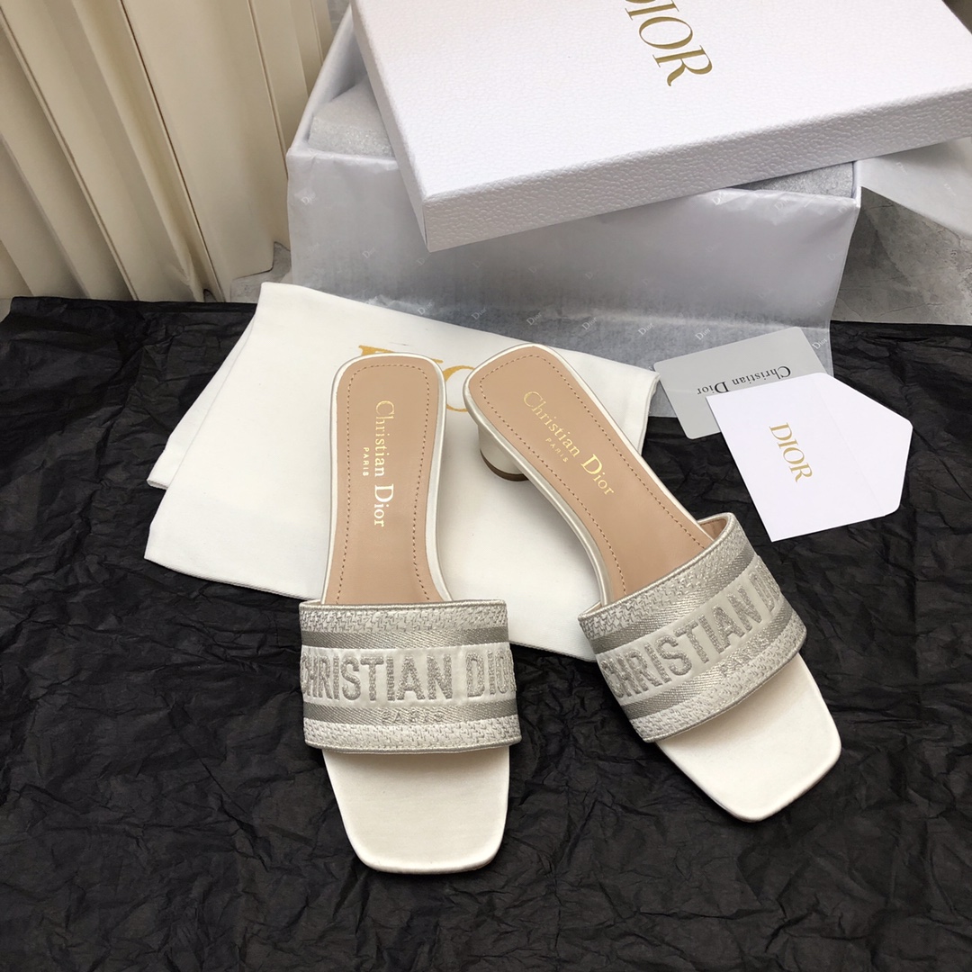 NO:174153,New color 2025- Silk 3cm 25 early spring new jacquard embroidered sandals ♀ The toe and heel are replaced with silk fabric, skin-friendly and not slipping. As D's main style presbyterian embroidery series sandals, there is a new color every year, and it will be out of stock as soon as it is new. The embroidery design has a three-dimensional and exquisite feeling, simple and generous, and is not picky at all. It can be held on any occasion, making people love it. Exclusive customized letter three-dimensional embroidery upper, high-density electric embroidery process, no connection, perfect quality, complex craftsmanship. Consistent with the original version, comfortable and soft, pay attention to discernment. Italian leather outsole Size35-40 (41 and 42 can be ordered without return and exchange) More than a dozen colors are available, slippers, dior, slippers, real silk, Leather soles19860909新色2025- 真丝款3cm 25早春新款提花刺绣凉拖鞋♀鞋头和后跟都改用了真丝面料 亲肤还不打滑  作为D家主打款老花刺绣系列凉拖,每年都会新色,一出新就立马断货,刺绣设计有立体感非常精致,简单大方,完全不挑人,任何场合都能hold住,让人爱不释手 独家订制字母立体刺绣鞋面,高密度电绣工艺,没有任何的连线、重合,完美品质,复杂工艺.与原版一致,舒适柔软,注意辨别.意大利真皮大底Size35-40（41、42可订不退换）十几种颜色可选,拖鞋,dior,slippers,real silk,Leather soles,Women's Shoes