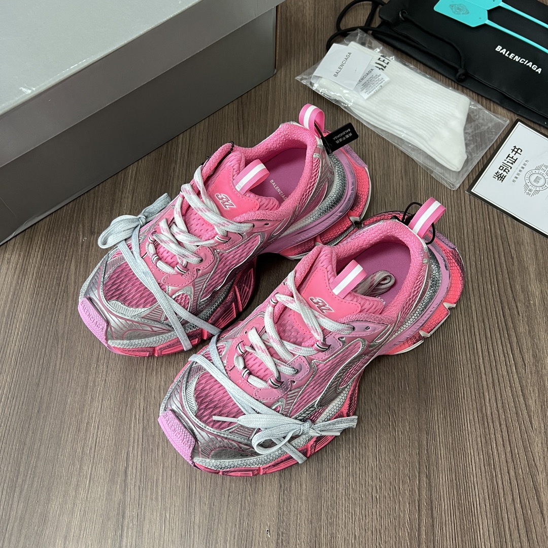 Balenciaga Balenciaga Phantom Sneaker 巴黎世家全新做旧十代粉色潮流跑鞋 在延续 Track Trainer 户外轮廓和复杂鞋面结构的同时