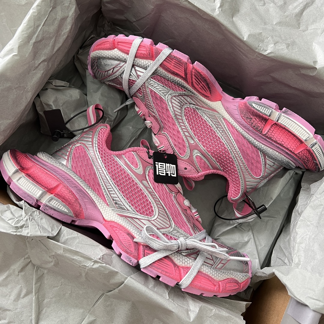 Balenciaga Balenciaga Phantom Sneaker 巴黎世家全新做旧十代粉色潮流跑鞋 在延续 Track Trainer 户外轮廓和复杂鞋面结构的同时