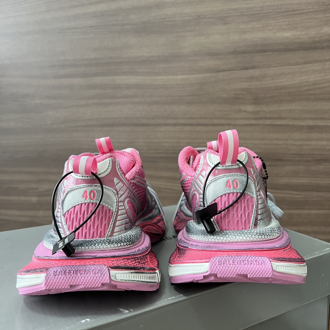 Balenciaga Balenciaga Phantom Sneaker 巴黎世家全新做旧十代粉色潮流跑鞋 在延续 Track Trainer 户外轮廓和复杂鞋面结构的同时