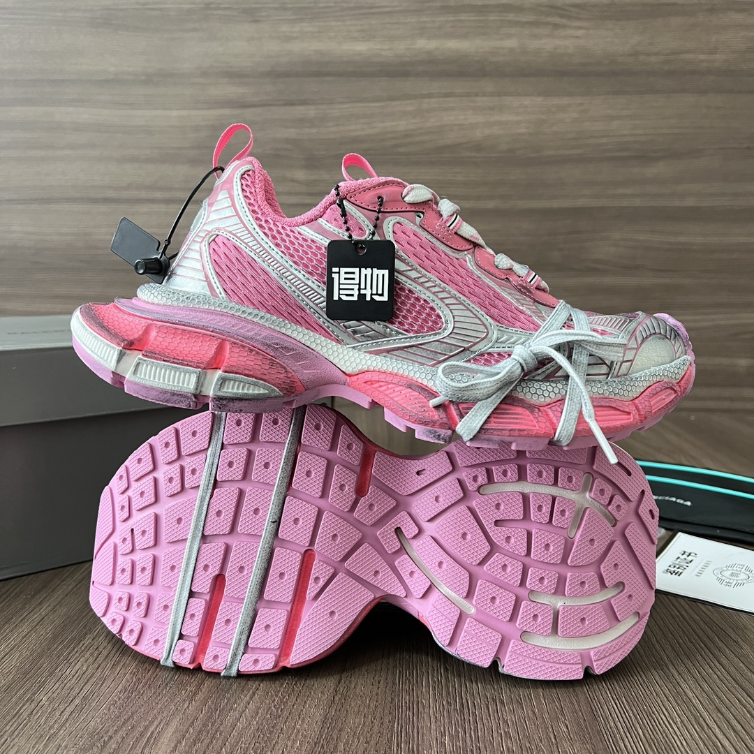 Balenciaga Balenciaga Phantom Sneaker 巴黎世家全新做旧十代粉色潮流跑鞋 在延续 Track Trainer 户外轮廓和复杂鞋面结构的同时