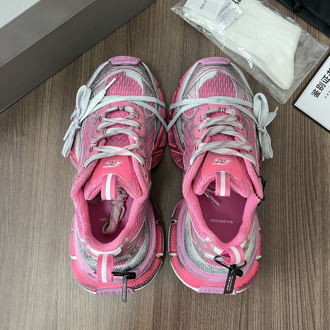 Balenciaga Balenciaga Phantom Sneaker 巴黎世家全新做旧十代粉色潮流跑鞋 在延续 Track Trainer 户外轮廓和复杂鞋面结构的同时