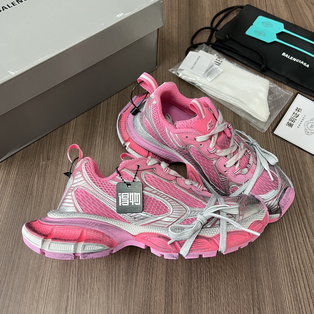 Balenciaga Balenciaga Phantom Sneaker 巴黎世家全新做旧十代粉色潮流跑鞋 在延续 Track Trainer 户外轮廓和复杂鞋面结构的同时