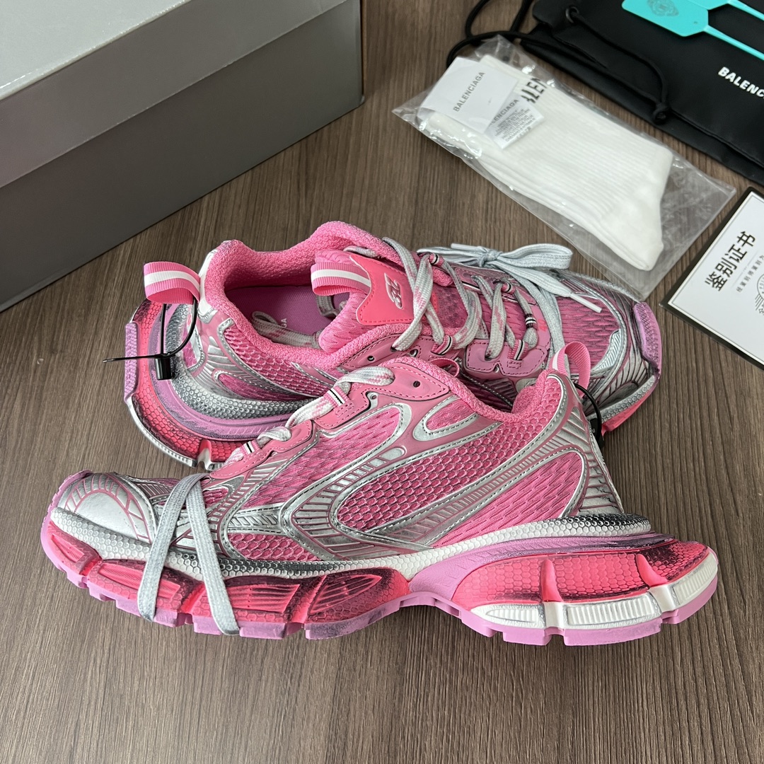 Balenciaga Balenciaga Phantom Sneaker 巴黎世家全新做旧十代粉色潮流跑鞋 在延续 Track Trainer 户外轮廓和复杂鞋面结构的同时