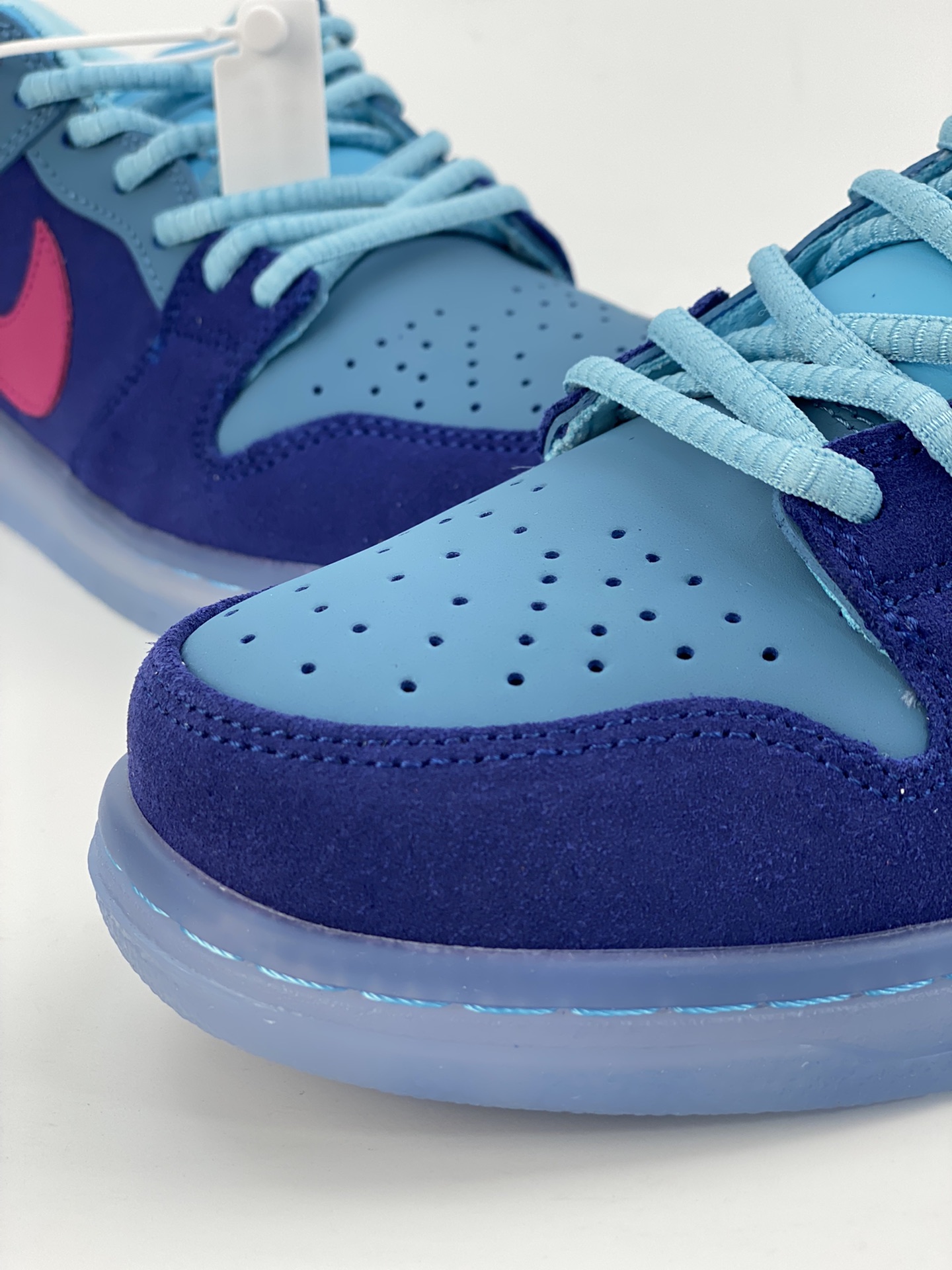 Run The Jewels x Nike SB Dunk Low rap group joint DO9404-400