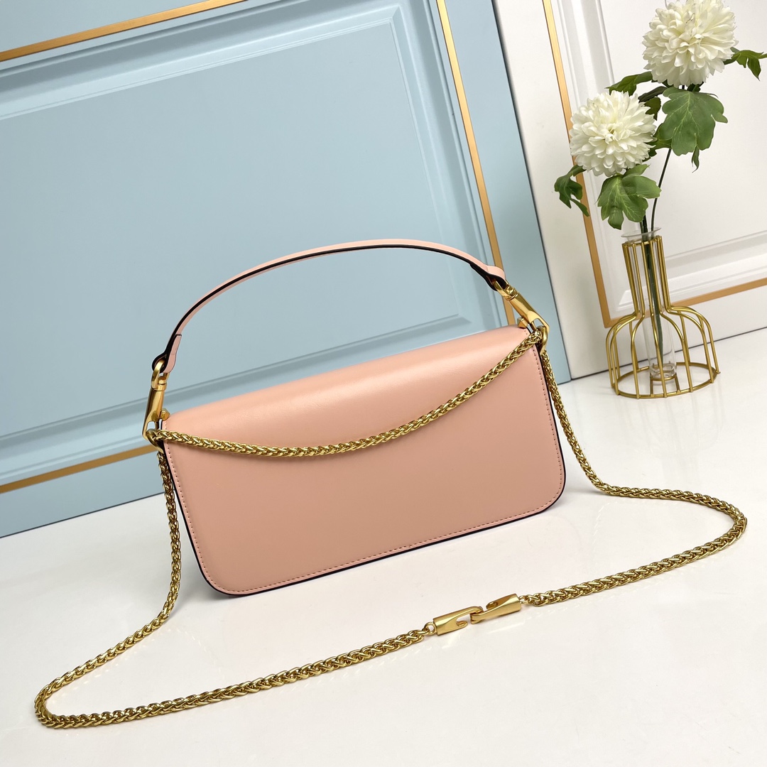 Valentino2022早春系列# 经典包袋升级,占据街头焦点。 标志性铆钉点缀包身与包带,再来点新颜色瞧瞧,解锁无限 Valentino2022早春系列# 经典包袋升级,占据街头焦点。 标志性铆钉点缀包身与包带,再来点新颜色瞧瞧,解锁无限